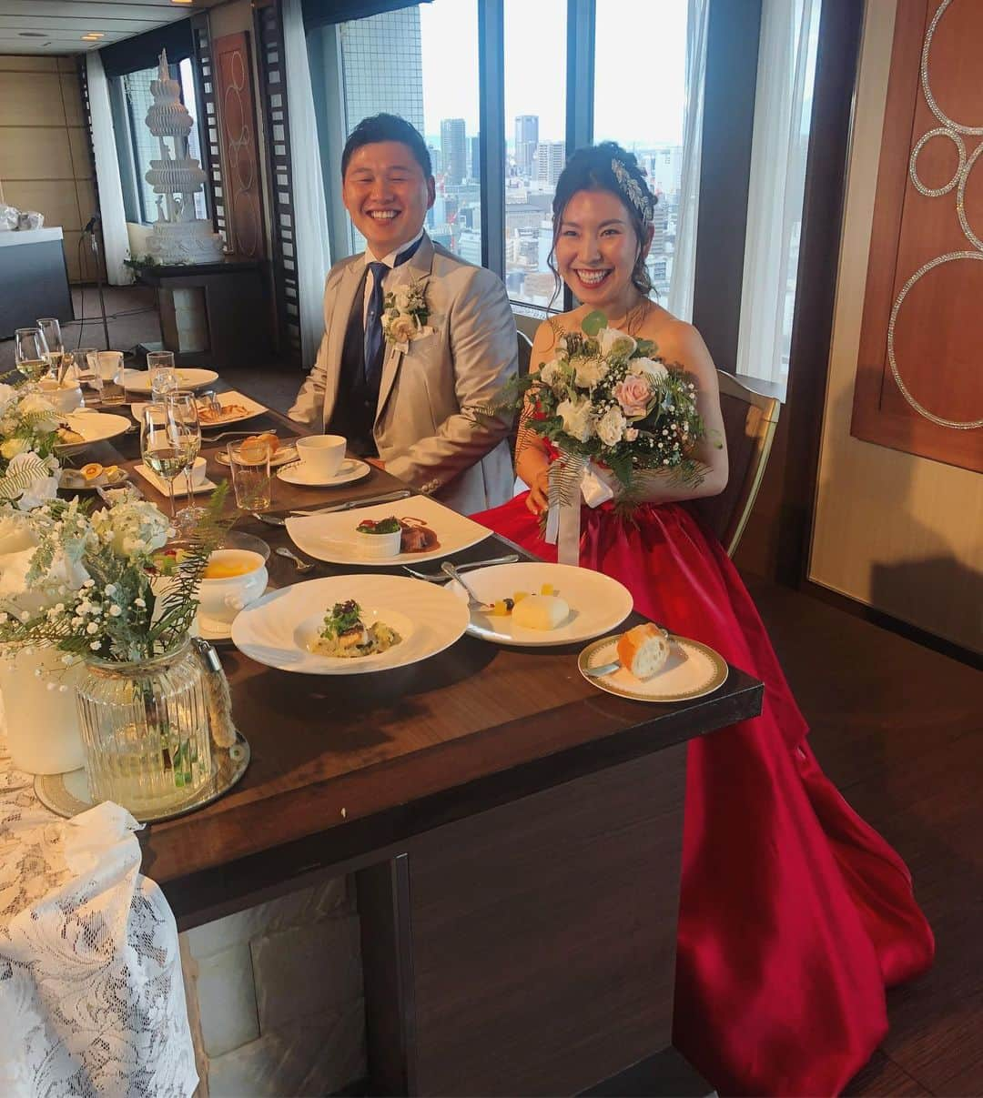 鬼辻麻衣さんのインスタグラム写真 - (鬼辻麻衣Instagram)「🤵 happy wedding 👰 @chi__hi__ro__0826  @kure_yudaaiii ・ ドレス姿も和装もほんまに綺麗やった🤤💖 ・ ちったんとの出会いは、中1の球技大会前に竹組の白水はドッジ強いから要注意やぞって担任から言われたのがきっかけやったな🔥笑 ・ そこから高校のNZ留学で一気に仲良くなって、大学行っても、就職して距離離れてもずっと会ってたな〜 思い出すだけで笑える事がありすぎて、色んな時間一緒に過ごせてきた事がほんまに幸せ🤤💖💖💖 お互いの知らん話ないんじゃないかってくらい、楽しい時も辛い時もなんでも全部話してきた🙊🙉 これからもずっと大切で大好きなちったん😚 ゆーだい、頼むぞ💪💪💪💪」6月17日 18時56分 - kitsumai