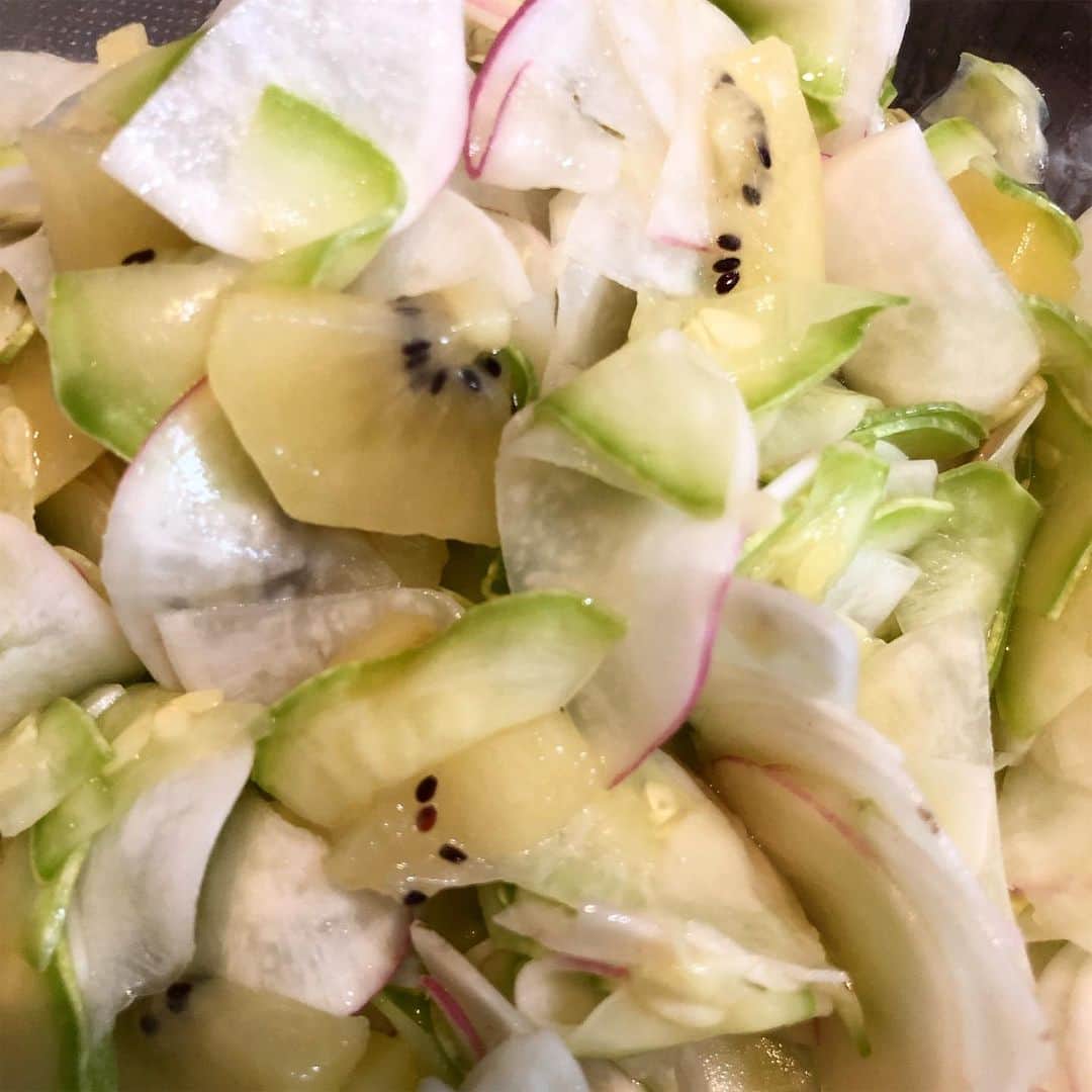 HERVA AKICOさんのインスタグラム写真 - (HERVA AKICOInstagram)「野菜が美味しいとハーブいらんやんってなる(笑  ナッティな風味の生ズッキーニと辛味のあるこかぶとキウイ  とフェンネル&ロングペッパー  #塩でいいやんってなるけど #ハーブを合わすとより楽しいよね #yamadaediblegreen#raw#honey#lemon#vegtable#herb」6月17日 18時51分 - herva_akiko