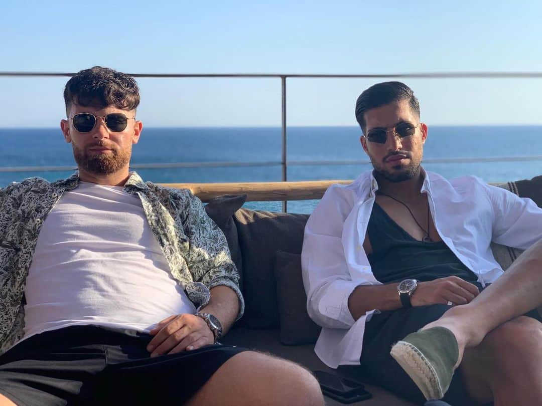 エムレ・カンのインスタグラム：「🏝🏝🏝 #EC #weCan #iCan #hmmwherecanibe 🤔😄」