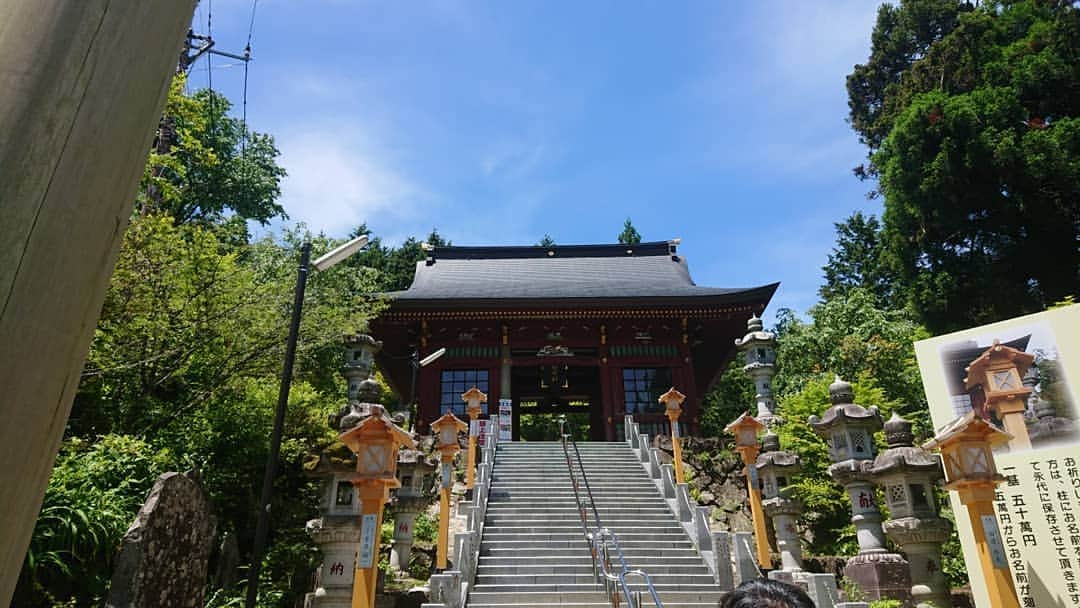 桜花さんのインスタグラム写真 - (桜花Instagram)「御岳山🗻🌷 無事下山しました＼(^^)／🌷 見所満載でした🍀  写真は武蔵御岳神社周辺✨  晴れてとっても素敵な日で嬉しさチョモランマ級！！🍀 #御岳山  #山登り  #山 #mountain  #mountains #青梅  #武蔵御岳神社」6月17日 18時54分 - mountainohka