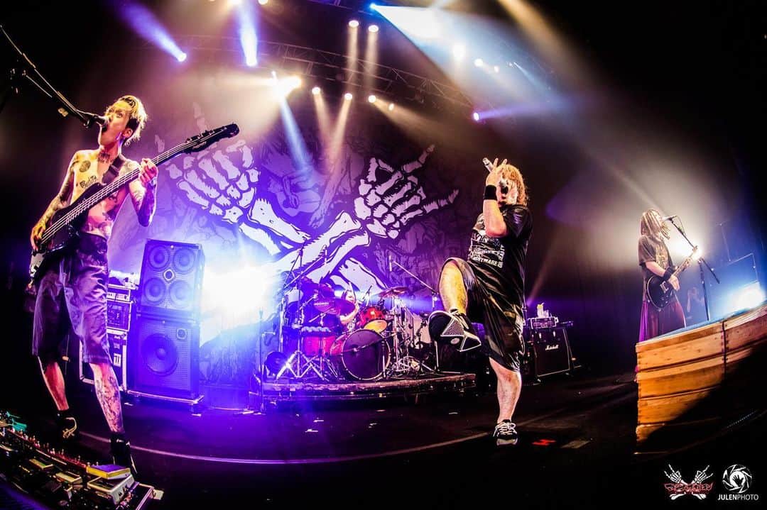 Julen Esteban-Pretelのインスタグラム：「Maximum The Hormone are so crazy that their shows are spectacular even if you don’t understand a word they say (which was my case). Gotta love them!!! #throwback from 2017 Japan Tour Finale - Tokyo #TOURDREAMS #julenphoto #MaximumTheHormone  Shot with @nikonjp: Nikon D7200, Nikkor DX 10.5mm f/2.8, ISO1600, 10.5mm 1/200s at f/4, no flash #nikon #nikonjp #clubnikonjapan」