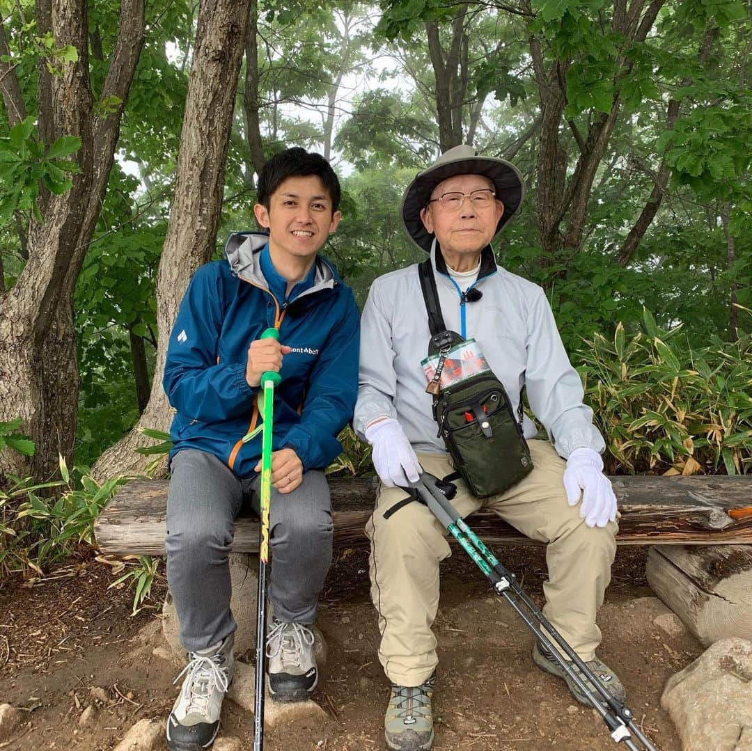 菊地友弘さんのインスタグラム写真 - (菊地友弘Instagram)「あす18日(火)のイチオシ‼︎！は、スーパーシニアをご紹介します。 約30年間、ほぼ毎日札幌市西区にある三角山に登り続けている小出保雄さん。 大正生まれの92歳。 大正、昭和、平成、令和と4つの時代を生きる小出さんは、これまで1万回以上、三角山に登頂しているそう。 私も登山に同行させて貰いましたが、ほんと凄いです！ 孫ほど年齢が離れている私はついていくのがやっと😅 思わず聞いちゃいました。 「膝とか腰は痛くないんですか？」 小出さん「痛くなることはほとんどないけど、こむら返りになることはあります。」 だから、ケアをしっかりしてるそうです。  ただ今回のロケは登山で終わりじゃなかった！？ 詳しくは、あす18日(火)のイチオシ‼︎で！ #小出保雄 さん#スーパーシニア#92歳 #大正#昭和#平成#令和 #三角山#札幌市#西区#311m #登頂#1万回#登山 #HTB#イチオシ#菊地友弘#35歳 #翌朝#筋肉痛」6月17日 19時00分 - htb_kikuchitomohiro