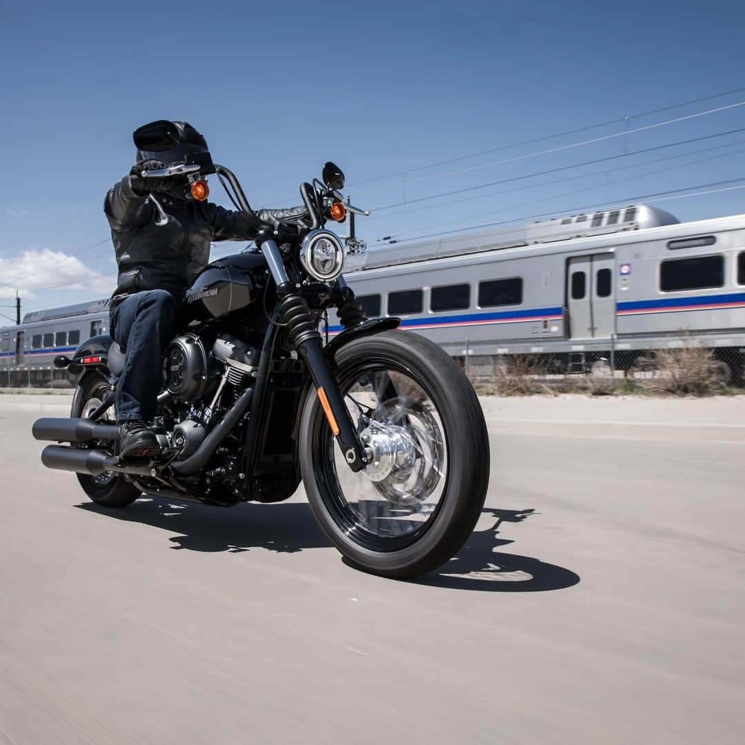 Harley-Davidsonさんのインスタグラム写真 - (Harley-DavidsonInstagram)「Take the long way to work today. Happy #RideToWorkDay! 🏍🤟 #HarleyDavidson #FreedomMachine #FindYourFreedom #RideToWork」6月17日 19時00分 - harleydavidson