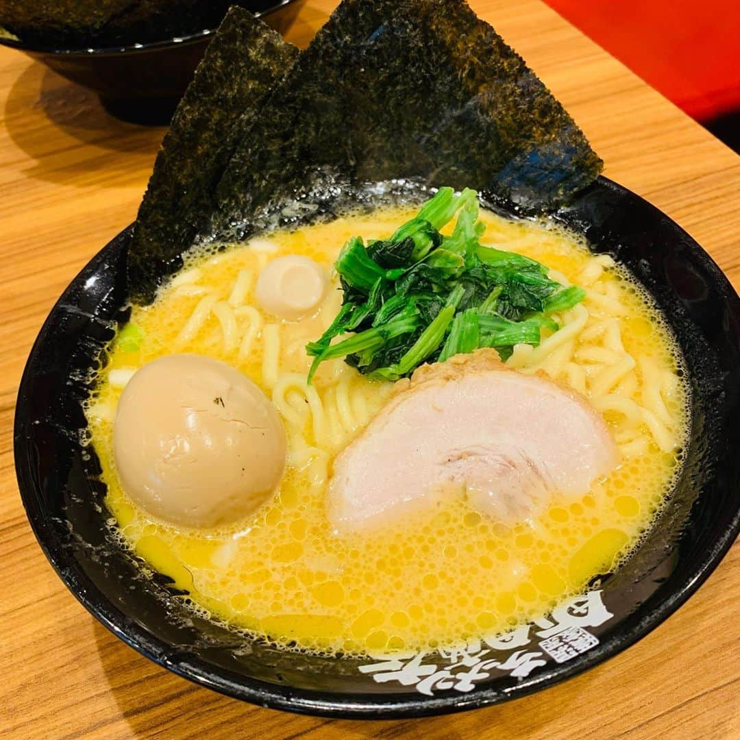 杉山佳那恵さんのインスタグラム写真 - (杉山佳那恵Instagram)「仕事終わって久しぶりラーメン食べてきたー😋うまっ💕 ・ @bloomin_official の今日発売のカジュアルセットアップ着心地良くてお気に入りっ。肩を落として大人っぽく着れちゃう☺︎☺︎♡ ・ 早速VUITTONのスニーカーと合わせてみたよっ。今日は今更の初ウシジマくんみる💗 ・ ・ #fashion#bloomin#setup#new#vuitton #shoe」6月17日 19時00分 - kanaxxy_0421