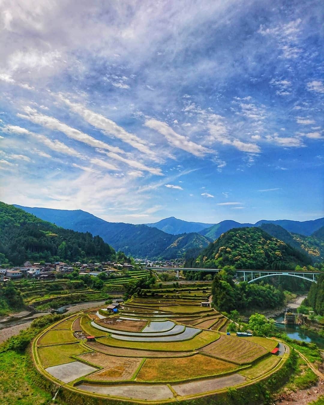 Visit Wakayamaさんのインスタグラム写真 - (Visit WakayamaInstagram)「. What does this look like to you?  Aragi-jima Island is a piece of land shaped like a tongue, surrounded by a river. Enjoy the scenery and changing colors through each season at this designated Important Cultural Landscape.  Share your stories with #visitwayama and @visitwakayama for a chance to be featured! 📸: @eririn1502」6月17日 19時00分 - visitwakayama