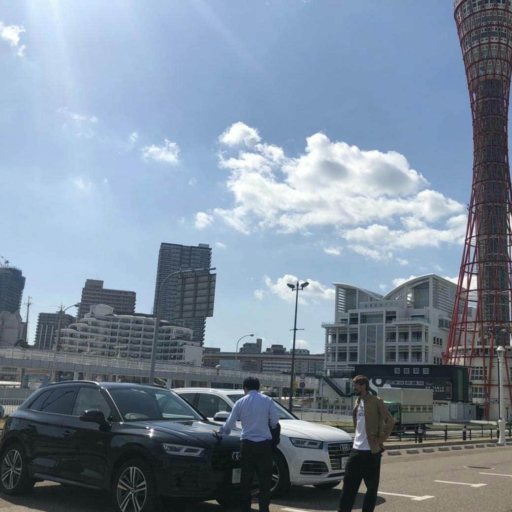 のインスタグラム：「久しぶりに高校の同期とランチ…  びっくりしたのは車を変えてた！  まさかの色違い、あえての色違い(笑)  購入は高校、大学とサッカー部の後輩で店長をしているアウディりんくう！  #いい天気 #親友とランチ #ヘモグロビン #青森山田の伝説 #アウディりんくう #まだまだ頑張ります #wataru32」