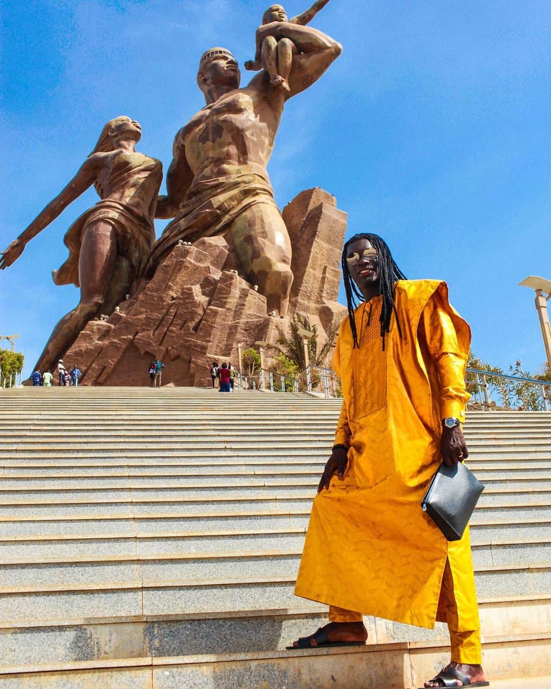 バフェティンビ・ゴミスさんのインスタグラム写真 - (バフェティンビ・ゴミスInstagram)「In the aftermath of Father's Day, I am happy to be at the foot of the African Renaissance monument in Senegal. 💚💛❤️Symbol of the strength of our parents and a benevolent and ambitious future emerging. A people, a goal, a faith. #iloveafrica」6月17日 19時03分 - bafetimbigomis