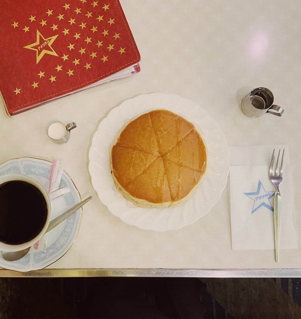 甲斐まりかさんのインスタグラム写真 - (甲斐まりかInstagram)「A day in Osaka🥞☕️ 撮影終わりに大阪でも喫茶店へ寄ってみた。アメリカンのホットケーキは2段重ねだけど、ぺろりと頂きました！幸せ。 ちゃんとこの後にたこ焼きも食べたよ。 #喫茶店 #大阪 #ホットケーキ #まりかふぇ」6月17日 19時12分 - mari_ka95