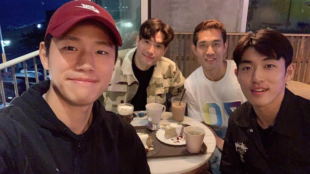 ユン・ソギョンのインスタグラム：「밥먹고 카페타임!  @mslu_25 동생 몰아주기!  @kooky_han @woojae_0327 지못미!!😂」