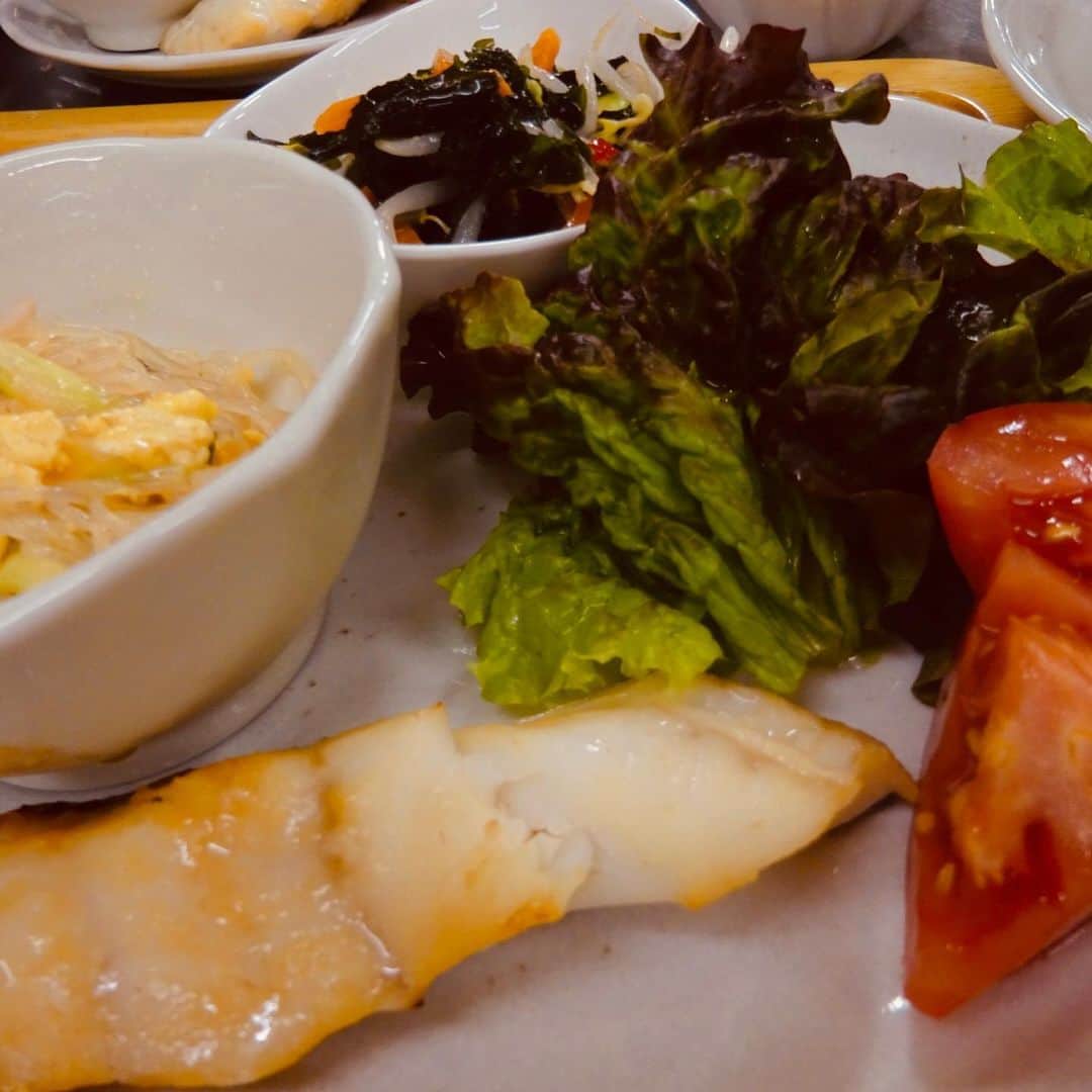 コンサドーレ札幌さんのインスタグラム写真 - (コンサドーレ札幌Instagram)「先週はレンくんのお誕生日のリクエストでみんなでホットプレートで餃子を焼いてお祝いしました㊗️ ちゃんと野菜とお魚も食べて🍚  みんなでホットプレート囲んでワイワイ話が盛り上がって楽しい時間を過ごしました✨✨ たまにはみんなで同じ時間に食堂に降りてきて一緒にご飯を食べるのもいいものです☺️ しまふく寮ごはん🏠🍙 #consadole #consadole #コンサドーレ #jleague #ｊリーグ #soccer #サッカー #しまふく寮通信	 #食育 #食トレ #アスリートごはん #身体づくり #JAグループ北海道 #ゆめぴりか #みんなのよい食親善大使 #よつ葉 @yotsuba_milkproducts_official #北海道ぎょれん #町村農場 #アスリートフードマイスター #松浦沙耶花 #昼ごはん #夜ごはん #献立 #定食 #ランチ #レシピ #料理 #栄養 #栄養バランス」6月17日 19時07分 - hokkaido_consadole_sapporo