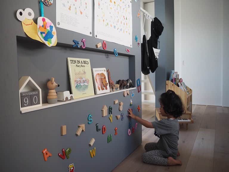 ムクリ［mukuri］さんのインスタグラム写真 - (ムクリ［mukuri］Instagram)「壁の向こう側にこどもの気配を感じられるキッズスペース〜家族みんなが寛げる空間づくり（____s913さん）〜﻿ ﻿ 息子さんが成長してもなるべく家族と同じ空間で遊んだり学んだりして欲しいという想いから出来上がった場所は、﻿ ﻿ キッチンから見える位置に十分な広さがあり、それでいてリビングと壁で区切られているためおもちゃが散乱することも制限できる、まさに理想としていた空間でした。﻿ ﻿ ﻿ キッズスペースと聞くと、小さなお子さんのモノというイメージが強いですが、成長と共に変化させながらその時々に合った使い方ができるように工夫されていて、長く使えるという点も嬉しいポイントです。﻿ ﻿ 家族のコミュニケーションを大切にしているYukaさんだからこそ考えられたキッズスペース。参考にしたいと思えるアイデアが満載です！ぜひご覧下さいね。﻿ ﻿ @____s913 さん﻿ ありがとうございました！﻿ ﻿ ﻿ ▶詳細はプロフィールのURLよりご覧ください﻿ プロフィールはこちらから﻿ ＠mukuri_official ・﻿ ﻿ ﻿ ﻿ #キッズスペース #子供部屋 #スタディーコーナー #IKEA #サンワカンパニー #マイホーム #モダンインテリア #キッチン #リビング #ダイニング #吹き抜けのある家 #マイホーム計画 #マイホーム記録 #家づくり #家 #おうち #新築 #新築一戸建て #注文住宅 #ハウスメーカー #インテリア #シンプルインテリア #北欧インテリア #整理収納 #こどものいる暮らし #こどもと暮らす #暮らし #くらしの編集 #暮らしを楽しむ #ムクリ」6月17日 19時08分 - mukuri_official