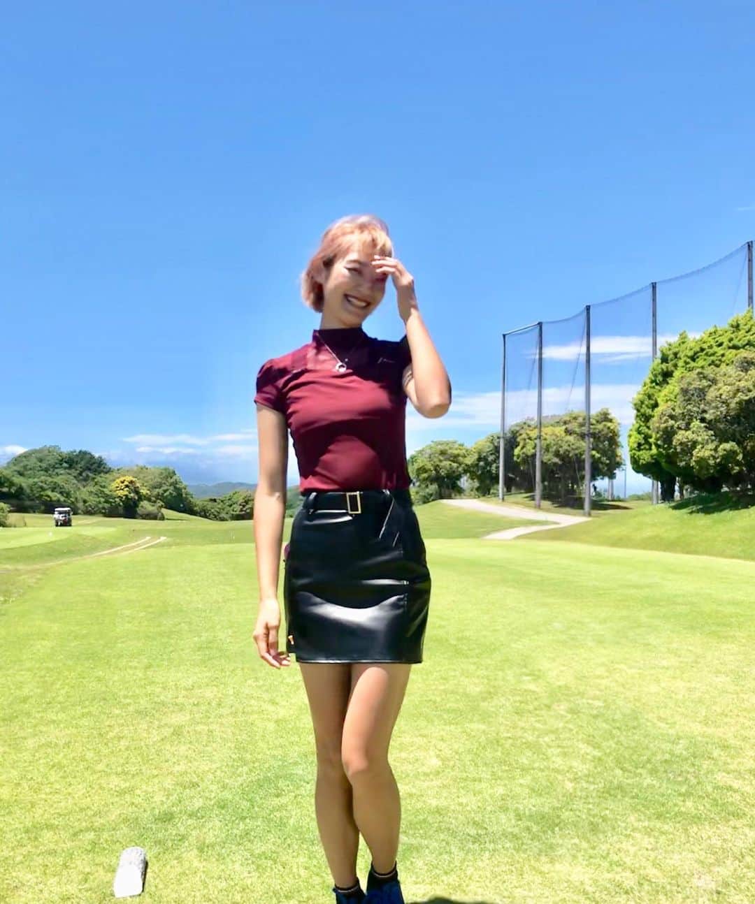 小田唯のインスタグラム：「昨日はゴルフコンペでした！ J.JANEのゴルフウェア可愛いです❣️ @j.jane_japan  肌触り👍スカートはレザーなのにすっごく伸びるから気にならない！ ファッションもこだわりたい方は是非❤️メンズウェアも新作が出るそうです😌  #ゴルフ #ゴルフ女子 #ゴルフウェア #jjane #golf #golfwear」