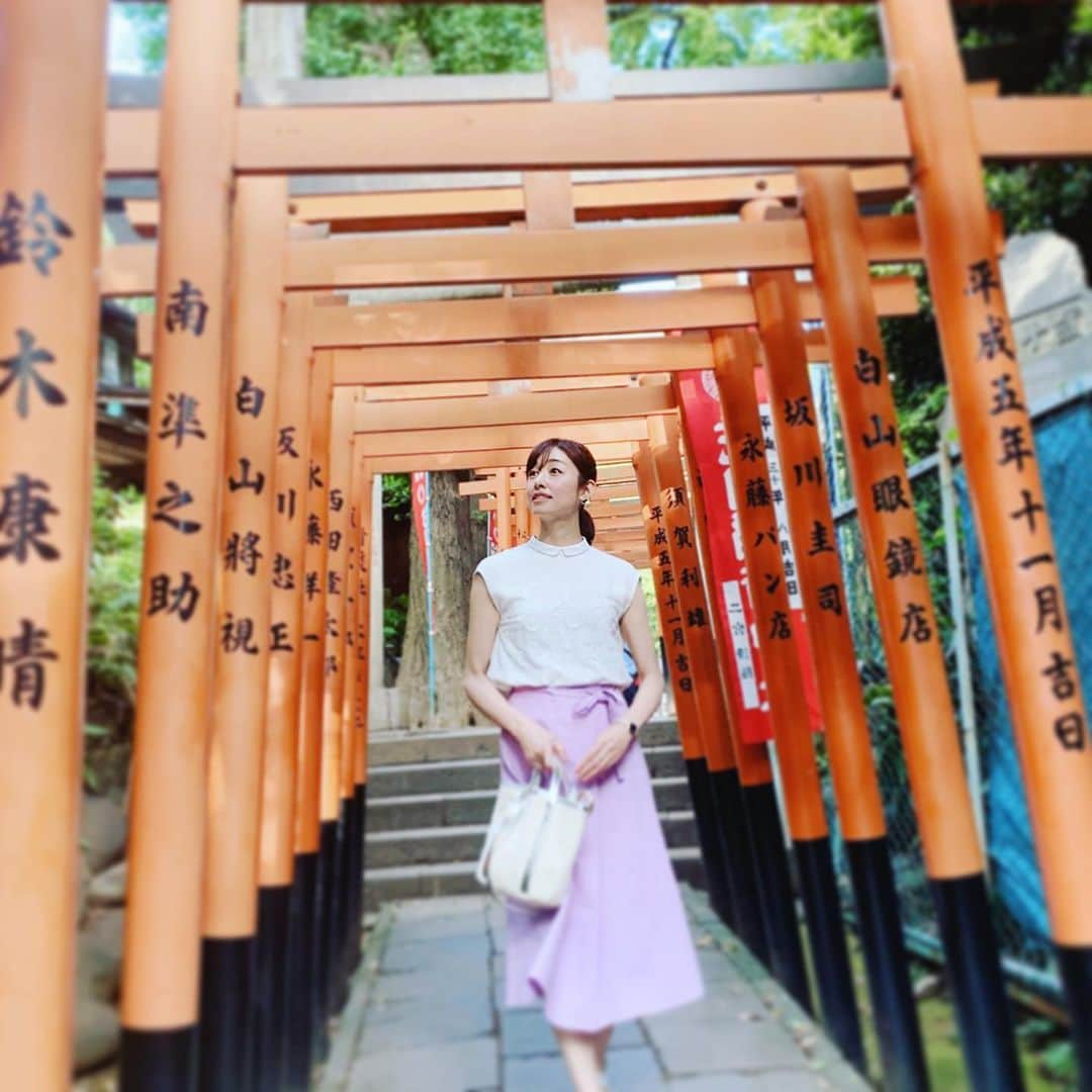 森木美和さんのインスタグラム写真 - (森木美和Instagram)「神社やお寺が好きです😌💕 ﻿ ﻿ 緑がたくさんあって、空気が澄んでて気持ちいい😌✨ ﻿ ﻿ 昔はよく近所の神社の参道を散歩してました😌﻿ ﻿ 鳥居を抜けて、緑のトンネルを歩くと、鳥の声や陽の光に自然と目線が上がる🙄﻿ ﻿ スーと、深呼吸して美味しい空気を味わうと😌不思議と心もスーと楽になったよね☺️💕 ﻿ ﻿ ﻿ ﻿ #上を向いて歩こう#散歩#神社#神社好き #上野#上野散歩#撮影#model」6月17日 19時22分 - miwamoriki