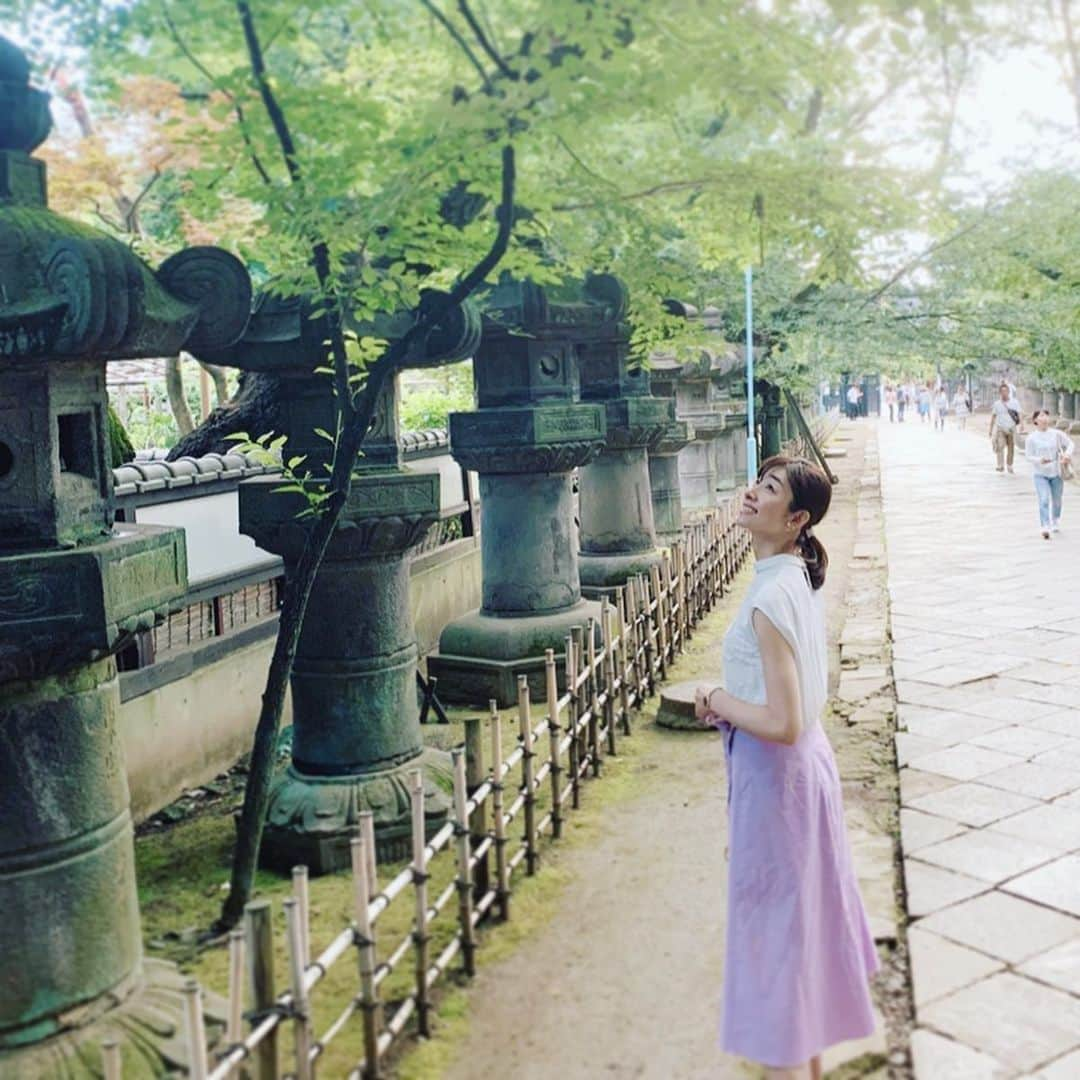 森木美和さんのインスタグラム写真 - (森木美和Instagram)「神社やお寺が好きです😌💕 ﻿ ﻿ 緑がたくさんあって、空気が澄んでて気持ちいい😌✨ ﻿ ﻿ 昔はよく近所の神社の参道を散歩してました😌﻿ ﻿ 鳥居を抜けて、緑のトンネルを歩くと、鳥の声や陽の光に自然と目線が上がる🙄﻿ ﻿ スーと、深呼吸して美味しい空気を味わうと😌不思議と心もスーと楽になったよね☺️💕 ﻿ ﻿ ﻿ ﻿ #上を向いて歩こう#散歩#神社#神社好き #上野#上野散歩#撮影#model」6月17日 19時22分 - miwamoriki