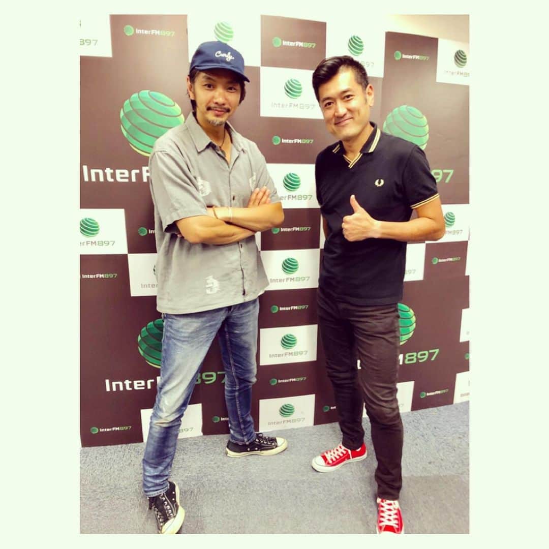 Caravanのインスタグラム：「久しぶりにinter FMのスタジオに  お邪魔しました。  変わらず暖かく迎えてくれて  本当に嬉しいです。  HAPPY HOUR ありがとう。  RADIO will never die.  飛び交う電波に愛がありますよう。  #interfm #happyhour」