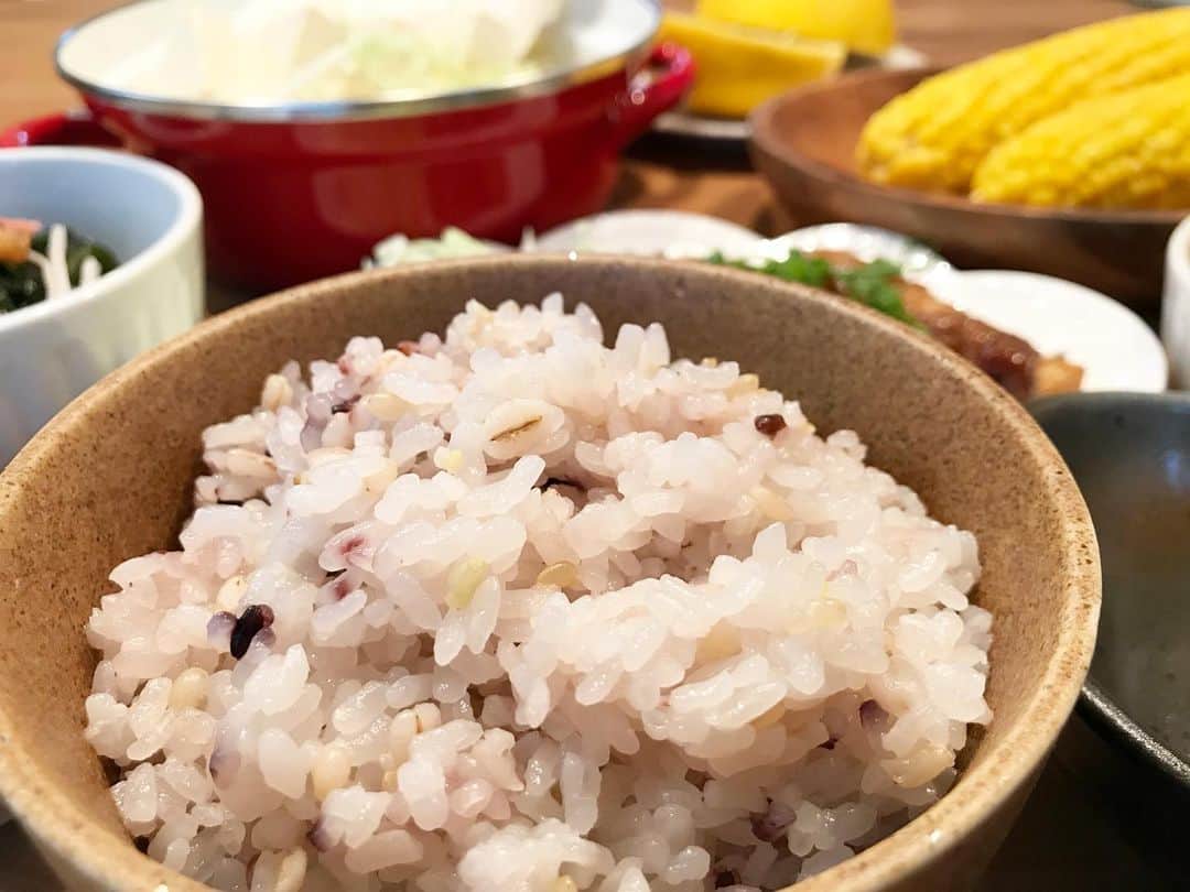 koichan familyさんのインスタグラム写真 - (koichan familyInstagram)「今日の夜ごはん🥢 （長男くん1人前の量） ・ ・ 次男くんも最近食欲がすごいから恐ろしくなってきました.. ・ ・ 厚揚豆腐の肉巻き 鶏の煮物 ワカメの酢の物  水炊き鍋 とうもろこし  グレープ ・ ・ ・ 拘った料理なんて出来ないから、早くアスリートの食事の資格もとって手抜きご飯の中で栄養高いものだけ使いたい。 ・ ・ 我が家のメンズたち🙋🏽‍♂️🙋🏽‍♂️🙋🏽‍♂️ たくさん食べて大きくなぁれ。 ・ ・ ・ #夜ごはん#和食#少年野球#少年野球のママ#少年野球の母#兄弟#男の子ママ」6月17日 19時17分 - koichan5.5