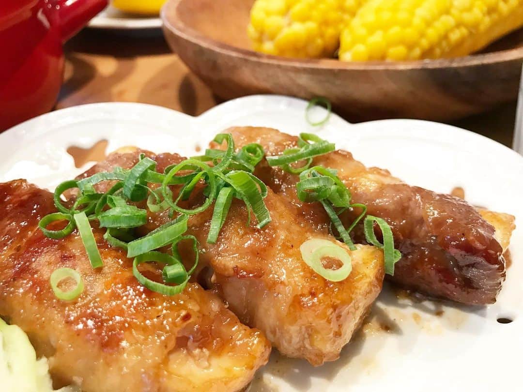 koichan familyさんのインスタグラム写真 - (koichan familyInstagram)「今日の夜ごはん🥢 （長男くん1人前の量） ・ ・ 次男くんも最近食欲がすごいから恐ろしくなってきました.. ・ ・ 厚揚豆腐の肉巻き 鶏の煮物 ワカメの酢の物  水炊き鍋 とうもろこし  グレープ ・ ・ ・ 拘った料理なんて出来ないから、早くアスリートの食事の資格もとって手抜きご飯の中で栄養高いものだけ使いたい。 ・ ・ 我が家のメンズたち🙋🏽‍♂️🙋🏽‍♂️🙋🏽‍♂️ たくさん食べて大きくなぁれ。 ・ ・ ・ #夜ごはん#和食#少年野球#少年野球のママ#少年野球の母#兄弟#男の子ママ」6月17日 19時17分 - koichan5.5