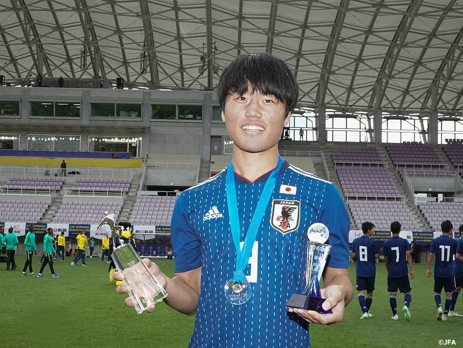 日本サッカー協会さんのインスタグラム写真 - (日本サッカー協会Instagram)「📸Match Photos①﻿ ・﻿ U-16日本代表は6月17日(日)、U-16インターナショナルドリームカップ2019 JAPAN presented by 朝日新聞の第3戦で優勝を懸け、U-16メキシコ代表と対戦しました。 ﻿ ・﻿ 前半、4-0と相手を圧倒しますが、後半はメキシコに攻め込まれる場面が続きます。しかしながら松木選手、諏訪間選手の両センターバックを中心に相手の攻撃を防ぎ、追加点を含む5-0で終了し、大会を優勝で締めくくりました。﻿ ・﻿ 🏆U-16インターナショナルドリームカップ2019 JAPAN presented by 朝日新聞﻿ 🆚U-16メキシコ代表🇲🇽﻿ 📍ユアテックスタジアム仙台﻿ 🎫入場無料！﻿ 📺スカパー！　/　JFATV﻿ ・﻿ GK 12 #高橋一平 →78' GK 1 #田中春希﻿ DF 2 #諏訪間幸成	﻿ DF 3 #松木玖生	﻿ DF 13 #森田翔 →65' MF 8 #三木仁太 ﻿ DF 17 #工藤孝太 →78' MF 6 #東廉 ﻿ MF 7 #豊田晃大 ﻿ MF 14 #山根陸 (Cap.) MF 15 #中村仁郎	→65'  FW 11 #原直生 ﻿ MF 16 #山崎太新 →57' DF 5 #大迫蒼人　﻿ FW 9 #勝島新之助 →57' FW 10 #千葉寛汰 ﻿ FW 18 #河野孝汰 ﻿ ・﻿ #daihyo #jfa」6月17日 19時17分 - japanfootballassociation