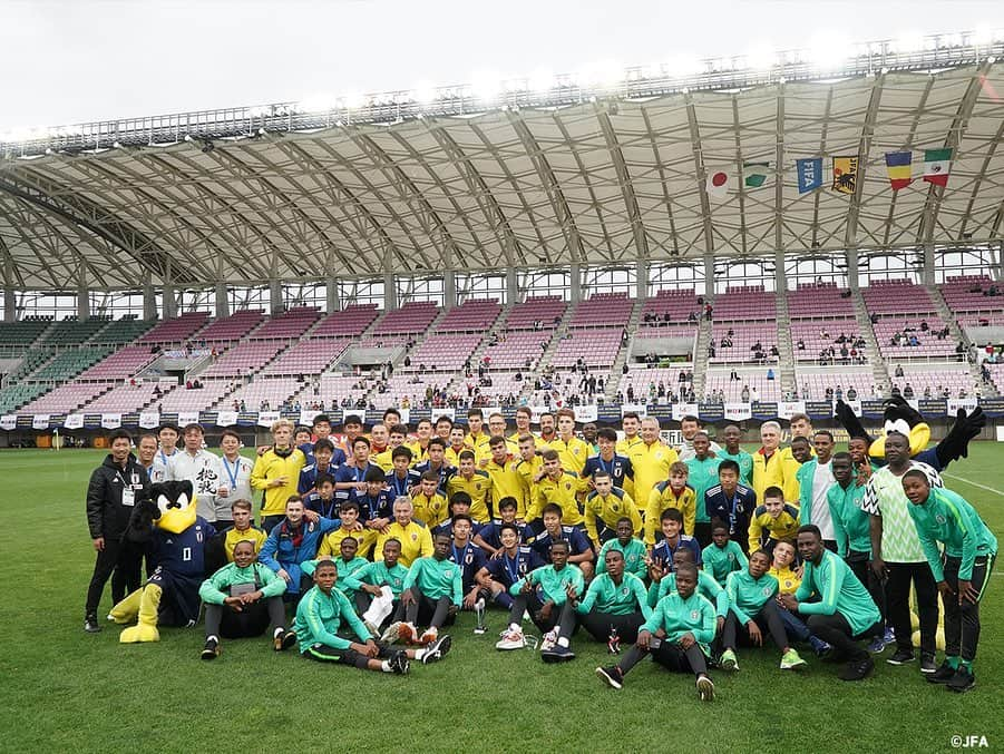 日本サッカー協会さんのインスタグラム写真 - (日本サッカー協会Instagram)「📸Match Photos①﻿ ・﻿ U-16日本代表は6月17日(日)、U-16インターナショナルドリームカップ2019 JAPAN presented by 朝日新聞の第3戦で優勝を懸け、U-16メキシコ代表と対戦しました。 ﻿ ・﻿ 前半、4-0と相手を圧倒しますが、後半はメキシコに攻め込まれる場面が続きます。しかしながら松木選手、諏訪間選手の両センターバックを中心に相手の攻撃を防ぎ、追加点を含む5-0で終了し、大会を優勝で締めくくりました。﻿ ・﻿ 🏆U-16インターナショナルドリームカップ2019 JAPAN presented by 朝日新聞﻿ 🆚U-16メキシコ代表🇲🇽﻿ 📍ユアテックスタジアム仙台﻿ 🎫入場無料！﻿ 📺スカパー！　/　JFATV﻿ ・﻿ GK 12 #高橋一平 →78' GK 1 #田中春希﻿ DF 2 #諏訪間幸成	﻿ DF 3 #松木玖生	﻿ DF 13 #森田翔 →65' MF 8 #三木仁太 ﻿ DF 17 #工藤孝太 →78' MF 6 #東廉 ﻿ MF 7 #豊田晃大 ﻿ MF 14 #山根陸 (Cap.) MF 15 #中村仁郎	→65'  FW 11 #原直生 ﻿ MF 16 #山崎太新 →57' DF 5 #大迫蒼人　﻿ FW 9 #勝島新之助 →57' FW 10 #千葉寛汰 ﻿ FW 18 #河野孝汰 ﻿ ・﻿ #daihyo #jfa」6月17日 19時17分 - japanfootballassociation