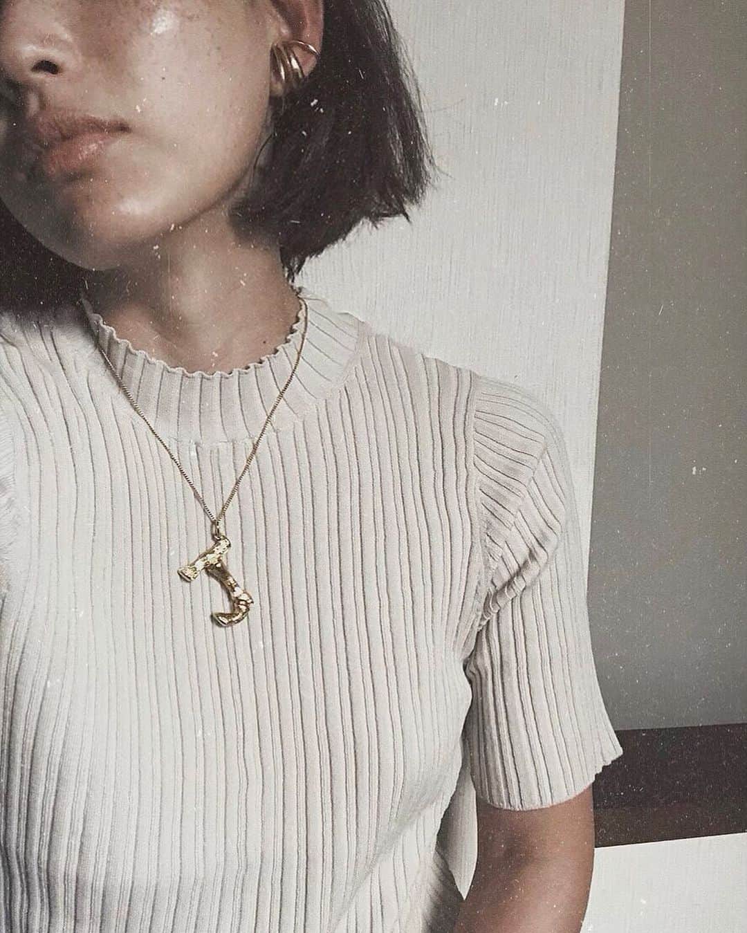 JUNNAのインスタグラム：「イヤーカフ...。 私は耳たぶが薄く、なかなか合うものが無く困っていたんだけど、  そんな私のイヤーカフをデザイナーさんが  グルーガンでサイズ調整してくれました。 (※写真2枚目) それ以来ピッタリと耳にフィットして1度も外れていない...😌 ETRÉ TOKYOでもイヤーカフを販売しておりますが、 サイズが合わなかった方には是非トライしていただきたい✨  tops/ #モックネックコンパクトリブトップス 発売中 ear cuff / Saskia Diez EARCUFF DOUBLE 発売中 ear cuff / Saskia Diez BOLD EARCUFF BRASS 発売中 necklace/ CÉLINE  #etretokyo #SASKIADIEZ」