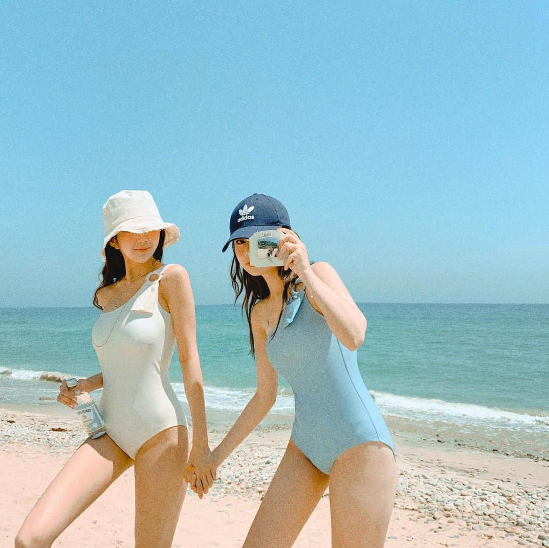 Chuuのインスタグラム：「친구랑 같이 입기 좋은 수영복👭💛#chuuseoul」