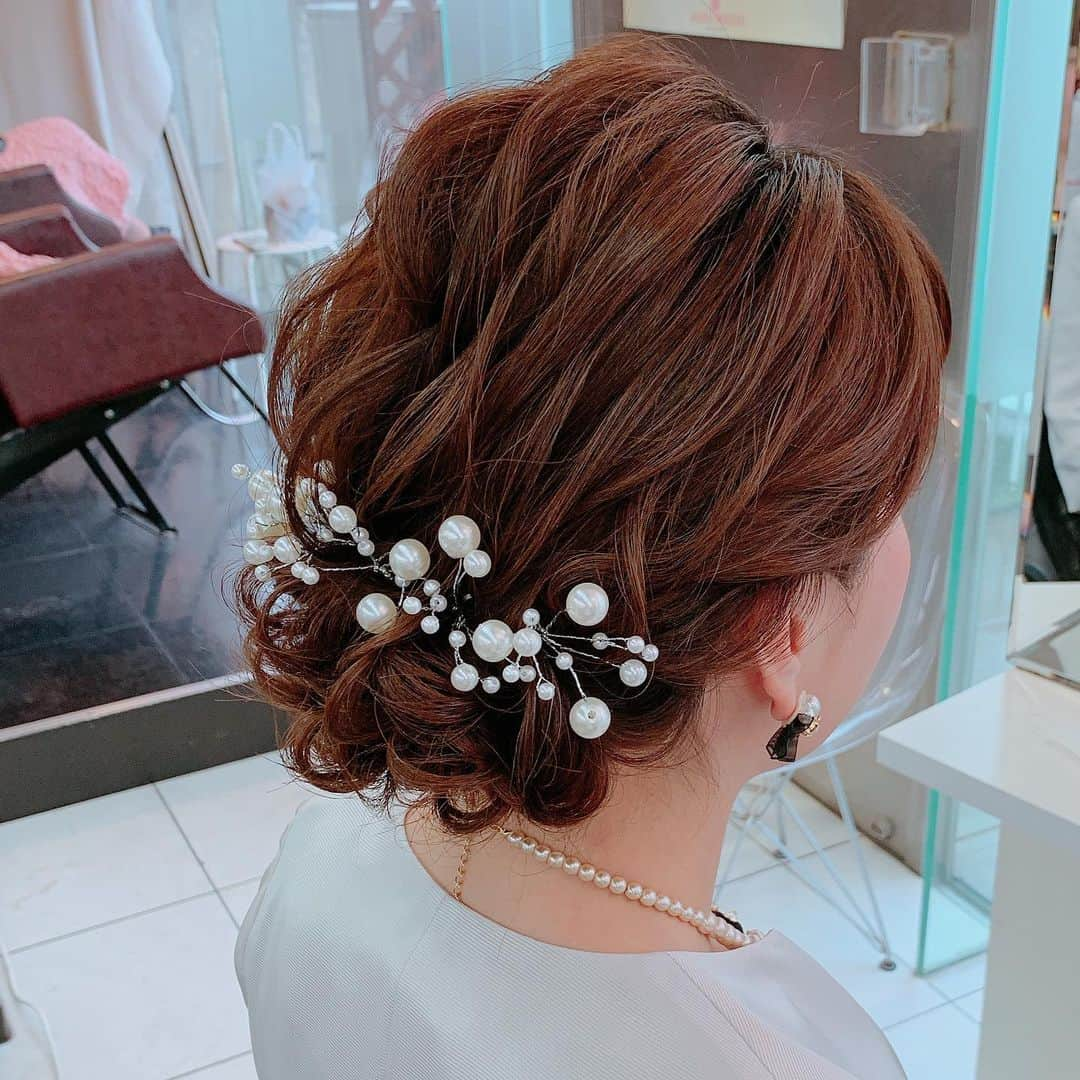 新垣泉子さんのインスタグラム写真 - (新垣泉子Instagram)「【結婚式司会】ヘアアレンジ☆  先週末は、大好きな後輩の結婚式の司会でした(^-^)☆ ヘアセットは『hair make MARIA』の飯田まりのさんに☆  正面はシンプル☆ 後ろは、ルーズめのアップで、パールで華やかに☆  まりのさんは、とにかく上手い！速い！可愛い♡です！  いつもありがとうございます(^-^)☆ #hairmakemaria #hairmakemaria福岡天神西通り  #飯田まりの さん #まりのさん #いつもありがとうございます #結婚式司会 #結婚式ヘアアレンジ #結婚式ヘアセット #天神美容室 #ヘアセット #ヘアアレンジ #アップスタイル #パール髪飾り#結婚披露宴  #結婚式髪飾り」6月17日 19時25分 - motoko.arakaki