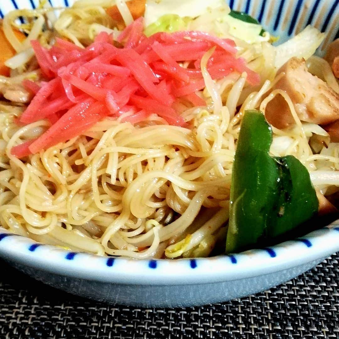 松本隆博のインスタグラム：「。 今日の夕食は ソーメンチャンプル ヽ(^o^)丿 美味い！！！！ …なんか焼酎にも合う ^^;」