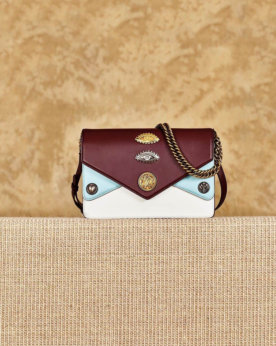 ロベルトカバリさんのインスタグラム写真 - (ロベルトカバリInstagram)「Lucky Symbols - A medium multicolored shoulder bag, combining an envelope design and metal eye embellishments from the #RobertoCavalliSS19 collection.」6月17日 19時27分 - roberto_cavalli