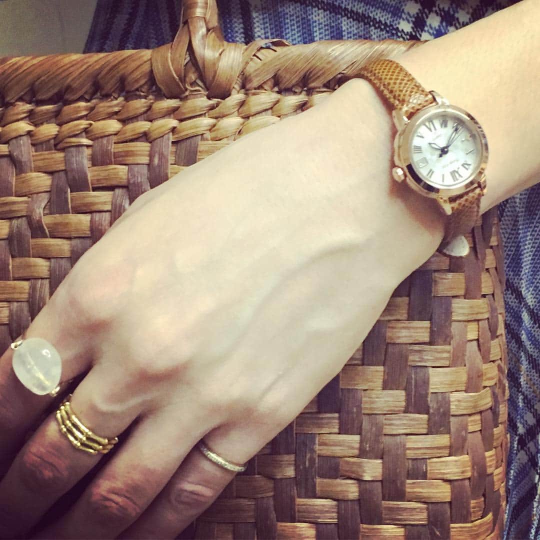 steady.さんのインスタグラム写真 - (steady.Instagram)「だんだん暑くなってきて、手元のおしゃれが気になります♪ 先日はスタイリスト為井真野さんの手元に思わず注目。今年のトレンドカラー、ブラウンのレザーベルトが上品なSHEENの時計が素敵でした✨✨ 電波ソーラーなど機能性もバッチリで要チェックです！  @sheen_jp  #雑誌ステディ #SHEEN #sheen_jp #mysheen」6月17日 19時27分 - steady_tkj