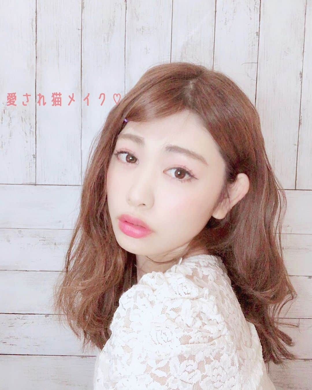 高橋里彩子さんのインスタグラム写真 - (高橋里彩子Instagram)「﻿ 猫目メイクと言えば﻿ アイラインの目尻側を跳ね上げて描く、﻿ 小悪魔かわいいキャットライン‼💋﻿ ﻿ ﻿ ﻿ アイラインの幅は濃い色なら細め、明るい色なら太めがおすすめです☀️💗﻿ ﻿ ﻿ 今回は﻿ ピンクっぽさのあるフェミニンなブラウンを﻿ 使った猫目メイクにしたよ😋🙌🏻﻿ ﻿ かわいさの中に色っぽさも感じさせる効果が♥️﻿ ﻿ ﻿ ﻿ ❥eye﻿ ﻿ ♥チュードハウス♥﻿ ベリー デリシャス ファンタスティック ﻿ カラー アイズ イチゴフォンデュ﻿ ¥1540﻿ （もう売ってないかも…）﻿ 涙袋もこのパレットから😊🌸﻿ ﻿ ♥excel♥﻿ ウォームブラウン ¥1620﻿ ﻿ ブラウン感も入れることで、﻿ 腫れぼったさをなくせるよ💋﻿ ﻿ ﻿ ♥ドーリーウィンク♥﻿ リキッドアイライナー ウォータープルーフ ﻿ スーパーブラック﻿ ¥1200﻿ ﻿ ﻿ 長めに、きりっと跳ねる感じにするのがポイントっ🐇💞﻿ ﻿ ﻿ ﻿ ﻿ ♥セザンヌ♥﻿ ナチュラルチークN 9 ¥360﻿ ﻿ 頬の上にふんわりと💗﻿ ﻿ ﻿ ﻿ ♥エテュセ♥　﻿ クレヨンリップ＆チーク PK2 ¥1296﻿ ﻿ ﻿ ﻿ ﻿ 愛され猫メイク﻿ ﻿ 同じアイテムで違う雰囲気に♥️﻿ ﻿ ﻿ ﻿ 愛されメイクみんなも愛されガール目指そう😋🌸﻿ ﻿ ﻿ ﻿ ﻿ ﻿ ﻿ ﻿ ﻿ ﻿ #メイク #メイク垢 #猫メイク #愛されメイク #ガーリーメイク  #ピンクブラウン #ピンクメイク #ブラウンアイシャドウ #アイシャドウ #アイメイク  #アイメイク #プチプラ　#プチプラコスメ #アイライナー #エクセル #リップ #口紅 #セルフ美容 #美容 #美意識 #美活」6月17日 19時29分 - konkonwanwan