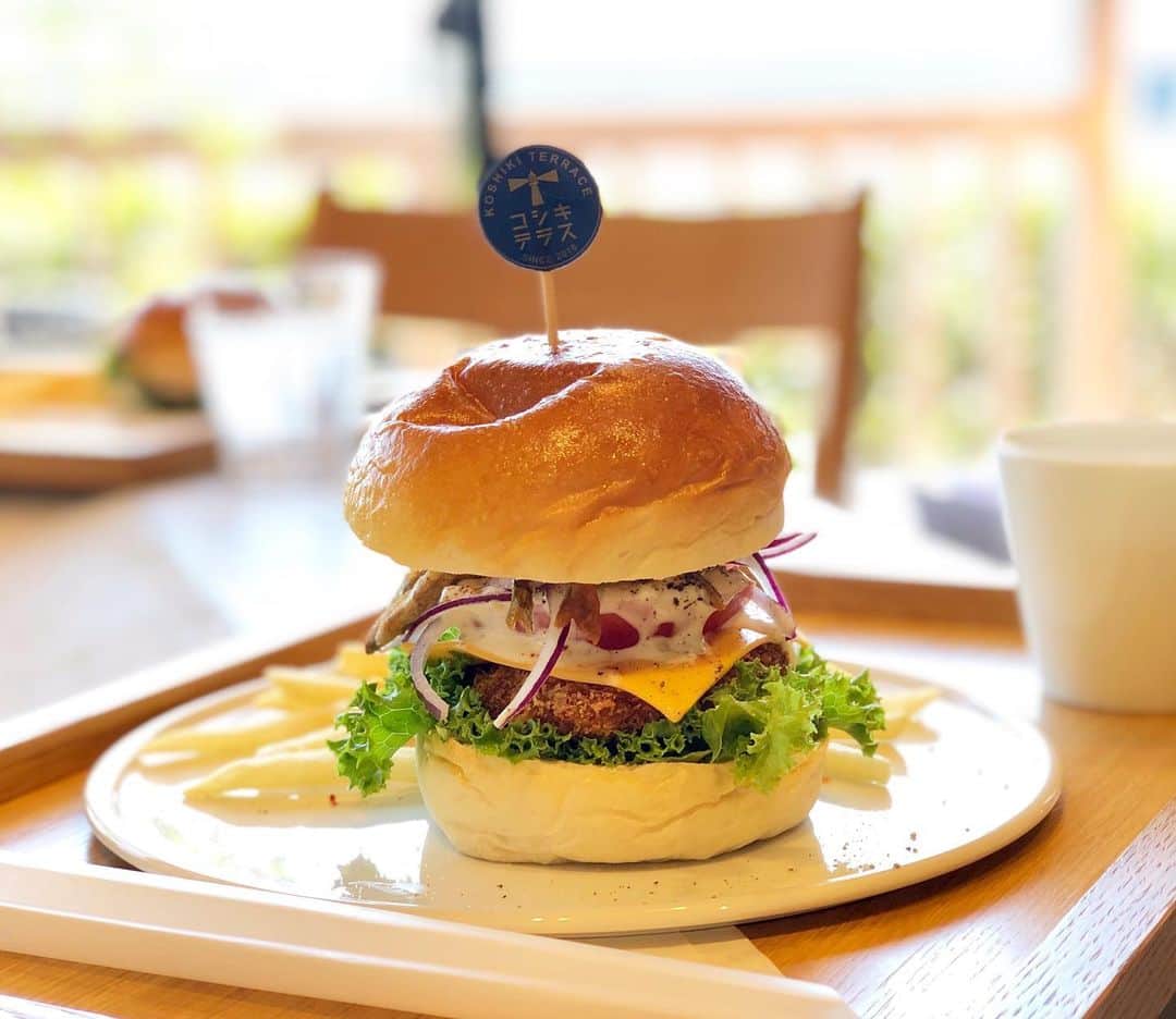 高橋幸さんのインスタグラム写真 - (高橋幸Instagram)「甑島でハンバーガーを頂きました🧡 その名も「断崖バーガー」！ 甑島は断崖絶壁がみられることでも有名で、その地層をイメージしてキビナゴのフリットなど色んな食材を積み重ねたそうですよ☺️ @koshikiterrace さん、とっても美味しかったです！ ありがとうございました✨」6月17日 19時39分 - sachitakahashi8