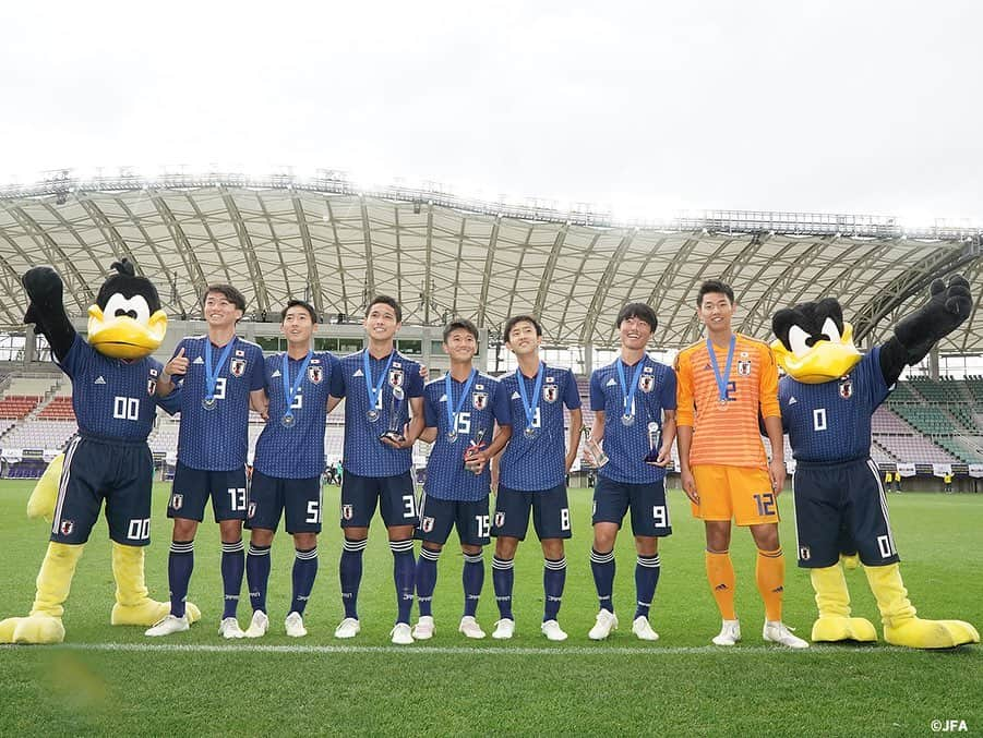 日本サッカー協会さんのインスタグラム写真 - (日本サッカー協会Instagram)「📸Match Photos② ・﻿ U-16日本代表は6月17日(日)、U-16インターナショナルドリームカップ2019 JAPAN presented by 朝日新聞の第3戦で優勝を懸け、U-16メキシコ代表と対戦しました。 ﻿ ・﻿ 前半、4-0と相手を圧倒しますが、後半はメキシコに攻め込まれる場面が続きます。しかしながら松木選手、諏訪間選手の両センターバックを中心に相手の攻撃を防ぎ、追加点を含む5-0で終了し、大会を優勝で締めくくりました。﻿ ・﻿ 🏆U-16インターナショナルドリームカップ2019 JAPAN presented by 朝日新聞﻿ 🆚U-16メキシコ代表🇲🇽﻿ 📍ユアテックスタジアム仙台﻿ 🎫入場無料！﻿ 📺スカパー！　/　JFATV﻿ ・﻿ GK 12 #高橋一平 →78' GK 1 #田中春希﻿ DF 2 #諏訪間幸成	﻿ DF 3 #松木玖生	﻿ DF 13 #森田翔 →65' MF 8 #三木仁太 ﻿ DF 17 #工藤孝太 →78' MF 6 #東廉 ﻿ MF 7 #豊田晃大 ﻿ MF 14 #山根陸 (Cap.) MF 15 #中村仁郎	→65'  FW 11 #原直生 ﻿ MF 16 #山崎太新 →57' DF 5 #大迫蒼人　﻿ FW 9 #勝島新之助 →57' FW 10 #千葉寛汰 ﻿ FW 18 #河野孝汰 ﻿ ・﻿ #daihyo #jfa」6月17日 19時40分 - japanfootballassociation