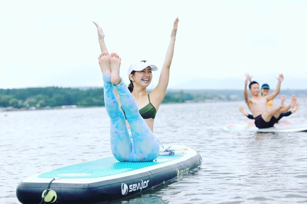 西畑亜美さんのインスタグラム写真 - (西畑亜美Instagram)「＼＼SUPYOGAツアー ＠山中湖／／ お待たせしました🙌 今年もやりますよ！！ 毎年満員御礼🈵 そして毎年参加して下さる方も多いサップヨガバスツアーイベントのご案内です👇 ・ サップボードレンタルや移動も大変なサップヨガを水着持って、身一つでご参加頂けます👙💞 朝、新宿で集合！！ バスに乗り、あっという間に山中湖到着！！ サップヨガレッスンをしてランチはBBQ🍆🌽🍅 その後もサップボードで遊べるかも？？ 日時・2019年7月28日（日）. 場所・山中湖. 詳細・ご予約は▶︎ @yuelyoga top㌻のHPのEVENT㌻からご確認お願い致します☺️ ・ ①湖と空に挟まれたサップポードの上でのシャバアサナは極上です✨ ②湖にドボン、童心にかえります！ ③ご自分の体幹を確認しに🤩 一緒に楽しみましょう！！ #日本サップヨガ協会#サップヨガ#SUPYOGA#SUP#湖#山中湖#自然#体幹#サップ#サップ女子#yogalife#yoga#yogagirl#ヨガ#ヨガインストラクター#ヨガ講師#サップヨガ体験#ヨガイベント#パークヨガ#アウトドアー#BBQ#yogalife#自然が好き」6月17日 19時34分 - amii0106