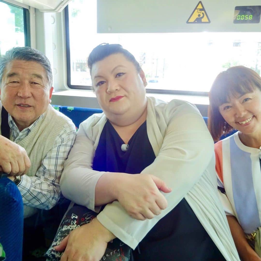 田中律子さんのインスタグラム写真 - (田中律子Instagram)「昨日放送の、テレビ朝日 『路線バスで寄り道の旅SP』 ゴールデンタイムでの放送が、なんと視聴率15%👏 たくさんの方々が見てくれたおかげです、ありがとうございました♥️今朝、テレビ朝日から、こーんな大きなお祝いのお花まで💐  徳さんと、バスに🚌乗って、気ままに旅して7年🚌大好きなスタッフさんたちと、これからも、なんとなーく🎵なんとなーく🎵しあわーせー🎵な、バス旅を続けていきたいと思います♥️ 徳さんと出会えて、この番組と出会えて、支えてくれるスタッフのみんなと出会えて、番組をみてくれるみんなと出会えて、私はホントーに幸せです♥️ いつもありがとう🙏  #路線バスで寄り道の旅 #テレビ朝日 #祝  #高視聴率  #ありがたやー  #みなさんのおかげです  #いつもありがとう」6月17日 19時40分 - ri2kotanaka