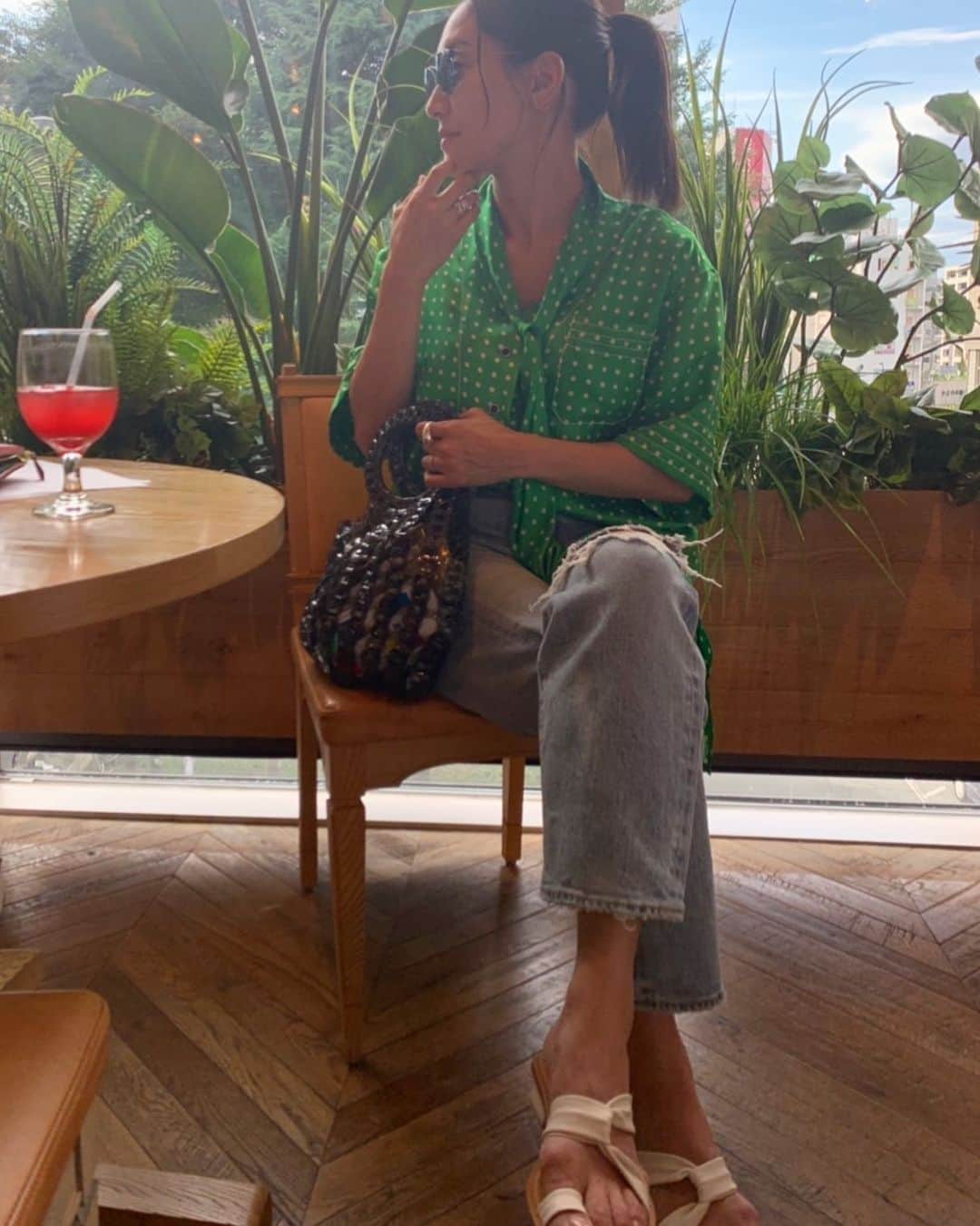 亀恭子のインスタグラム：「グリーンだよー . . . today's… #fashion #ootd #kkstyle #tokyo #kamescloset #blouse #walkofshame #pants #yanuk #bag #eehandcraftedproducts #shoes #loq #shootingday だけど#ぽくない格好」