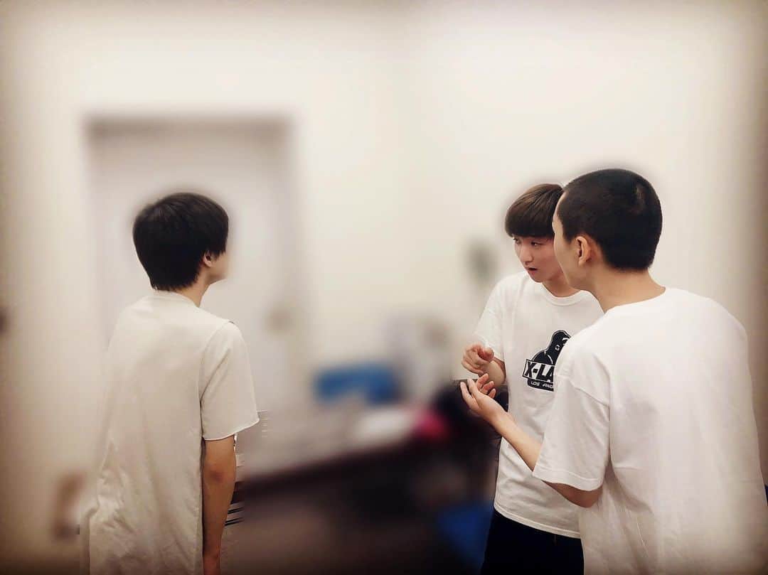 前田隆太朗さんのインスタグラム写真 - (前田隆太朗Instagram)「3人で歌練習してた可愛い。 #テニミュ #トリオ #青学」6月17日 19時40分 - ryu_mae