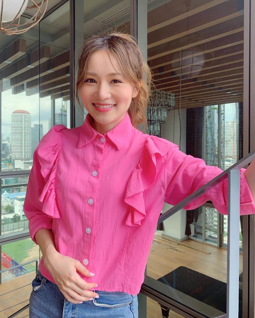 松本未夢さんのインスタグラム写真 - (松本未夢Instagram)「I’m wearing pink blouse today so you will be able to find me easily 😂🤣😂💗✨ . . . うんうん、知ってる!!どんどん派手になっているの🤣後ろ姿だけだと絶対に知り合いに気付かれない自信あり😂どんな自信。笑 . . . #มิมุ #ไม่ใช่มุมิ #คนญี่ปุ่น #แต่งหน้าทำผม #เสื้อผ้าแฟชั่น #japanesegirl #japanese  #Mimu #bangkok #thailand  #bangkoklife #ootd #fashion  #style  #バンコク #バンコク生活 #タイ #バンコク在住 #ロングヘアー #海外生活 #派手」6月17日 19時55分 - miiimuuu_chan