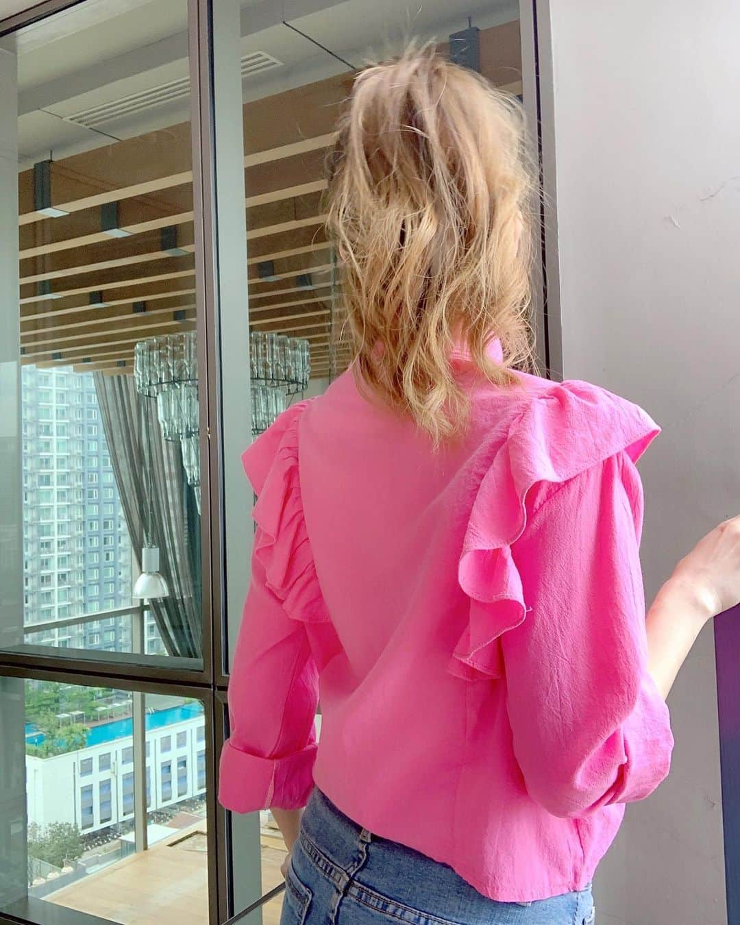 松本未夢さんのインスタグラム写真 - (松本未夢Instagram)「I’m wearing pink blouse today so you will be able to find me easily 😂🤣😂💗✨ . . . うんうん、知ってる!!どんどん派手になっているの🤣後ろ姿だけだと絶対に知り合いに気付かれない自信あり😂どんな自信。笑 . . . #มิมุ #ไม่ใช่มุมิ #คนญี่ปุ่น #แต่งหน้าทำผม #เสื้อผ้าแฟชั่น #japanesegirl #japanese  #Mimu #bangkok #thailand  #bangkoklife #ootd #fashion  #style  #バンコク #バンコク生活 #タイ #バンコク在住 #ロングヘアー #海外生活 #派手」6月17日 19時55分 - miiimuuu_chan