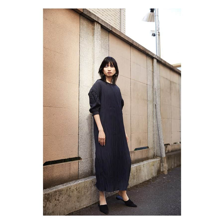 CIROI CIROI × MINETV VOL.1 ONAIRのインスタグラム：「【STYLE】 ＿＿＿＿＿＿＿＿＿＿＿＿＿＿＿＿＿＿＿＿＿＿＿＿＿ One-piece: Shuǐliú washer one-piece  Color: beige/navy Price: ¥22,000+tax.⇨¥14,300+tax. ￣￣￣￣￣￣￣￣￣￣￣￣￣￣￣￣￣￣￣￣￣￣￣￣￣ . One piece. 全面にシワ加工を施した、印象的で上品なデザインのワンピース。クラシカルで大胆なパフスリーブと、ボディのストレートシルエットが、一枚でさらりと着てもインパクトがありクールに着こなせます。 ワッシャー素材はボディラインが響きにくく、気軽にデイリーユースして頂けます。 . #CIROI」