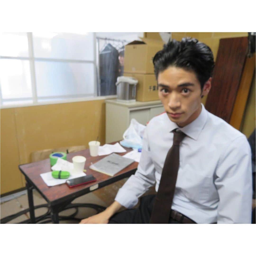 若林拓也さんのインスタグラム写真 - (若林拓也Instagram)「剛力卓はオールバックにスーツとまあこんないかつい感じのヴィジュアルの役なんです。 ピンボケしてる感じ意外と嫌いじゃないんです。 #スカム」6月17日 20時05分 - wakabayashi_takuya