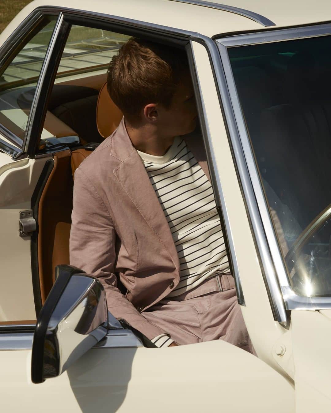 MR PORTERのインスタグラム：「You won't be able to leave every single one of your personal and professional responsibilities behind you this summer, but you can leave that shirt and tie at home.﻿ -﻿ Head to the link in bio to discover our favourite summer tailoring at The Sun Shop ☀️ #MRPORTER」