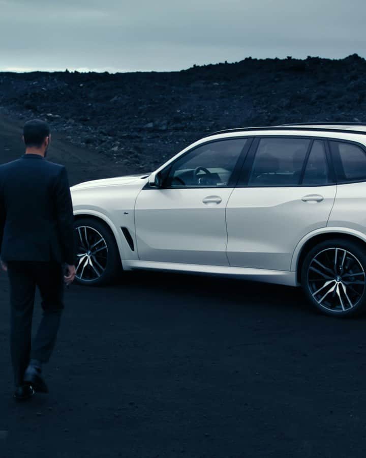 BMWのインスタグラム：「Designed for your needs. The BMW X5. #BMW #X5」