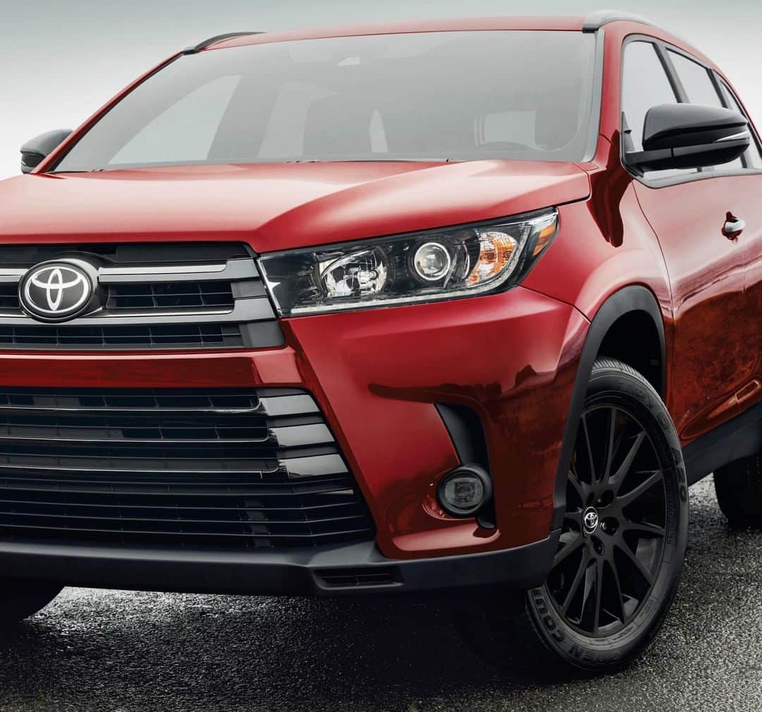 toyotausaさんのインスタグラム写真 - (toyotausaInstagram)「#Highlander's Nightshade package shows off black trim that covers the rear spoilers, shark-fin antenna, door handles and mirror caps. It also comes with black 19-in. wheels, and black headlights and fog lights to complete the sleek look. #LetsGoPlaces」6月17日 20時03分 - toyotausa