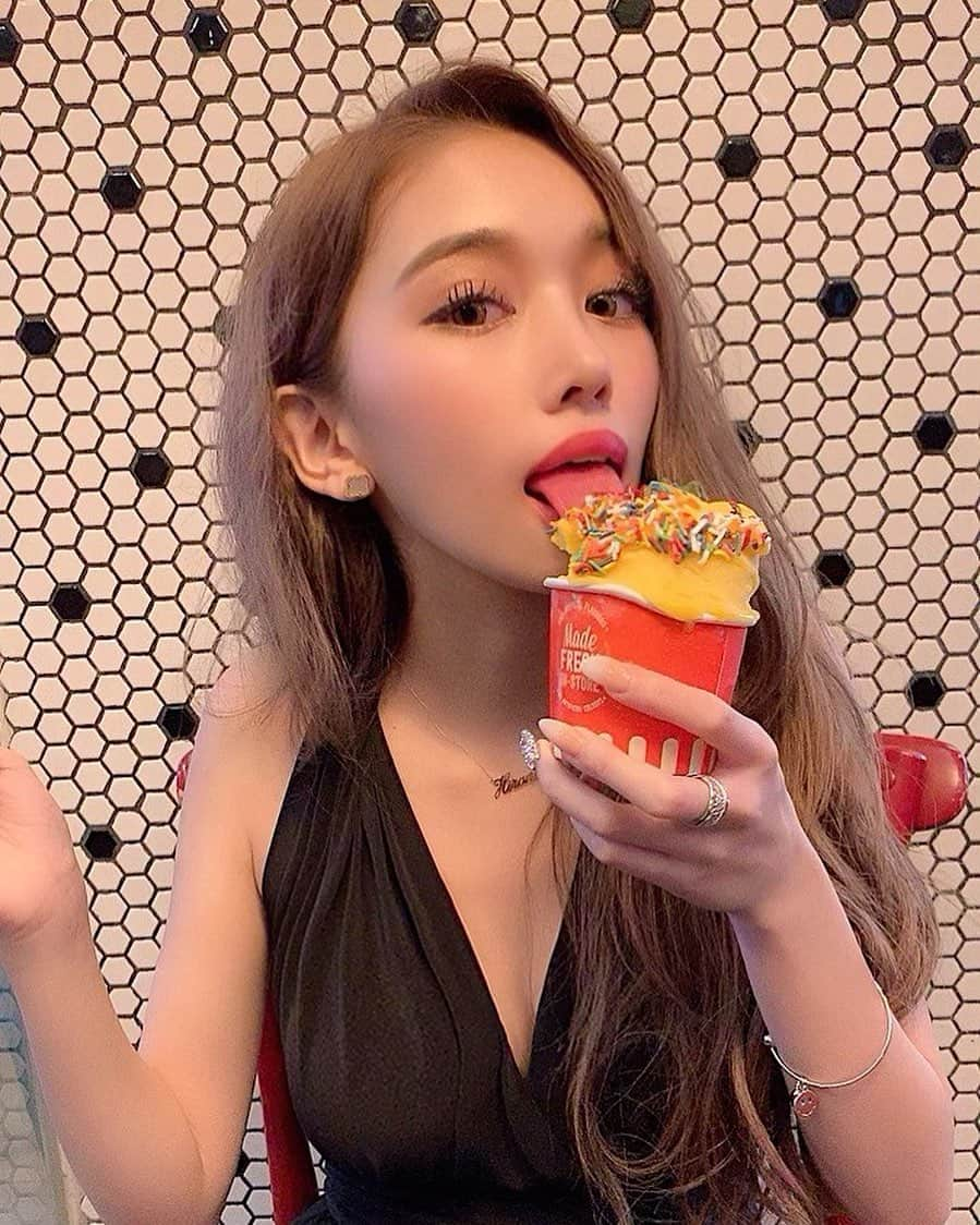 大浦央菜さんのインスタグラム写真 - (大浦央菜Instagram)「. paku paku monster?!😛😛🍨💜 . . . . ジェットした後に急いでメイクしたやつだし写り悪いけどこのアイス凄く凄く美味しかったから載せる🍨🍨 ちなマンゴー味🤩🤩🤩🤩 #icecream #monster #selfe #trip #海 #ジェットスキー #beach #sea」6月17日 20時04分 - ___910910___