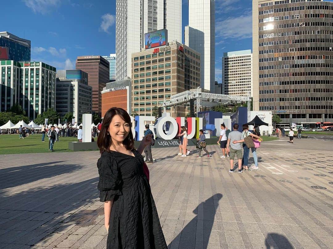 須黒清華のインスタグラム：「先週末、弾丸で行っていたのは「韓国」🇰🇷でしたー‼︎ 目的は、グルメでもエステでもなく… ミュージカル‼︎笑 . 最近、韓国のミュージカルがすごいらしい✨✨ という噂を聞きつけ、居ても立っても居られずビューんと✈️ . 韓国の大学路というところには100以上の劇場があって、毎日様々な作品を楽しむことができるんですっ‼︎ またゆっくりご紹介していきますね😊 . さ、今日はWBSですよ〜‼︎ #韓国 #韓国旅行 #ミュージカル #韓国ミュージカル #ミュージカル好きと繋がりたい」