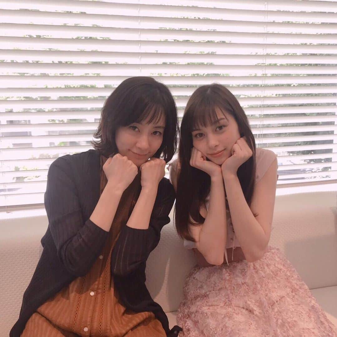 のインスタグラム：「‪🏥蔵出しオフショット🚑‬ 第8話のロケの合間に撮りました✨ 夏美(#水川あさみ)のセレクトで、清楚でかわいらしい甘めコーデに挑戦したしたはるか(#中条あやみ)💕 #せっかくなので #愛嬌満点ポーズでパシャリ✨ #可愛すぎてキュンキュン😍 #白衣の戦士 #最終話 #6月19日 #水曜よる10時 #日テレ」