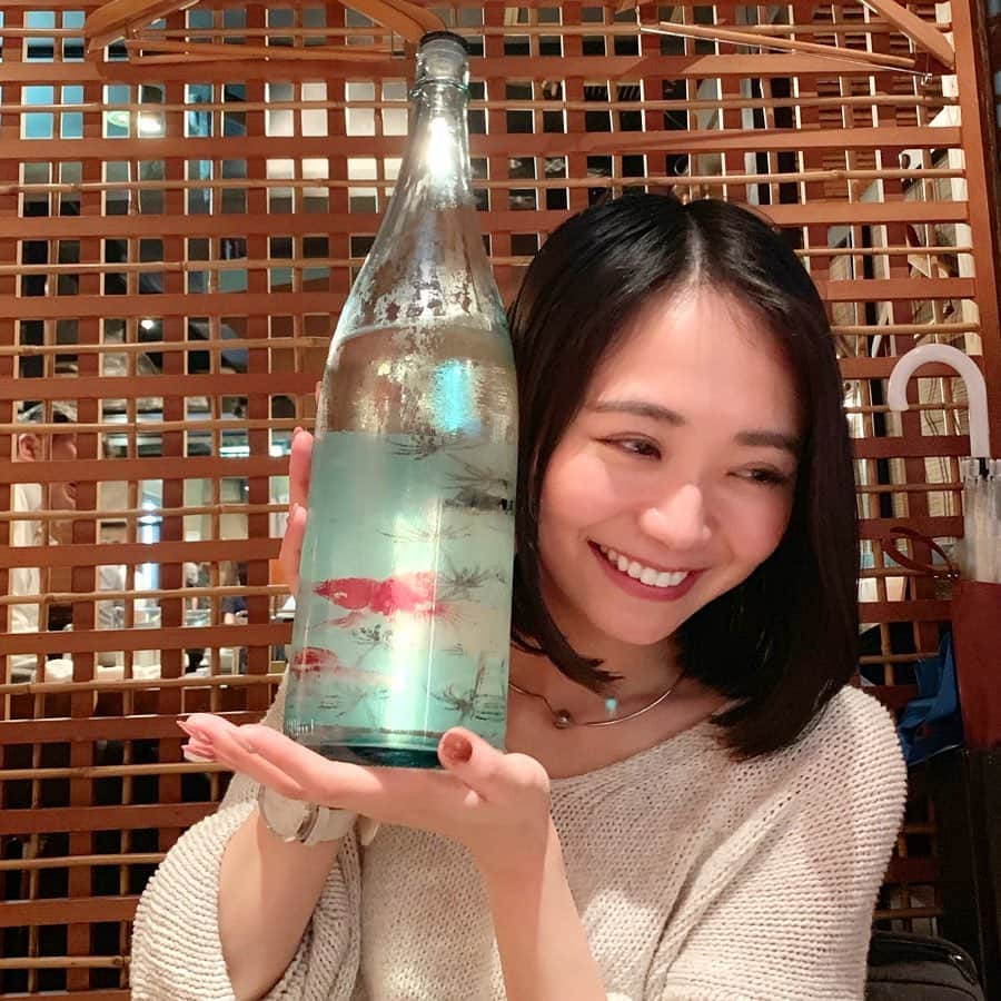 緑川静香さんのインスタグラム写真 - (緑川静香Instagram)「【しーたん日本酒録】  阿部勘酒造店@宮城 阿部勘 純米吟醸 金魚  夏にピッタリな爽やか軽快なお酒。  お祭り。金魚すくいしたいけど金魚飼えないしなぁとトボトボと常連になりつつあるお店に入ったカウンターの目の前に置いてあってこれからの夏はこの子と過ごそうと決めるのです。  #しーたん日本酒録 #唎酒師 #日本酒 #日本酒女子 #阿部勘酒造 #宮城 #阿部勘 #純米吟醸 #金魚 #阿部勘金魚 #japanesesake #sake #sakestagram #sakebottle #일본술  #蔵の華 と #ササニシキ の #精米55  #ラベルを裏から見ると #まるで金魚が泳いでいるかのような情景が #おっしゃれー #味もラベルも楽しめる #軽快な飲み口とともに楽しみましょう」6月17日 20時09分 - midorikawa_shizuka