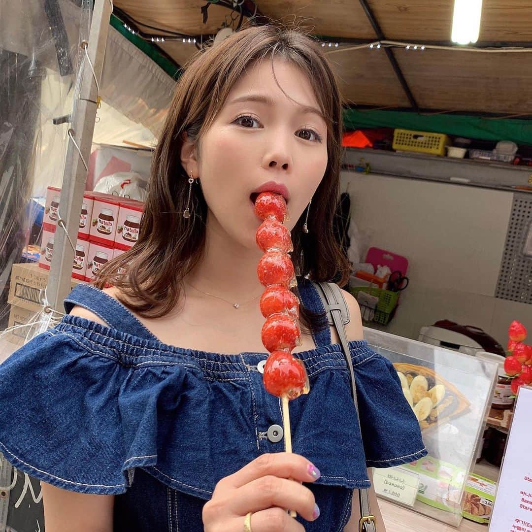 沢辺りおんさんのインスタグラム写真 - (沢辺りおんInstagram)「韓国で食べたイチゴを水飴で包んだやつ。 イチゴがぬるかった←笑 キンキンに冷えてた方がもっと美味しそうだった！🍓🍓🍓 #いちご  #韓国 #korea」6月17日 20時11分 - rionsawabe
