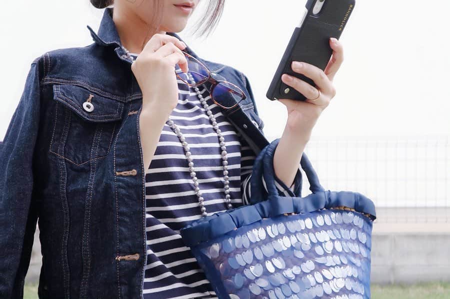 リナのインスタグラム：「Todays #ootdfashion ♡ . ランチの後は、 長男くんの学校行事があるので、 キレイ目カジュアルに仕上げてみたよ🏫 . 机に向かっての作業が多めなので、 topsは動きやすいコットン素材☆ bottomは、白のセンタープレスパンツで清潔感のをプラス✨ ......................... tops:UNIQLO jacket:gu bottom:ZARA accessory:lesbliss bag: lanvin-en-bleu ......................... デニムや細身のパンツを履くときは、 SNSで話題の履くだけでヒップアップ出来ちゃう #骨盤ショーツ #ギュギュギュ を履いてるよ😎  @gyugyugyu_lme  焼肉ランチ食べても ぽっこりお腹が目立たないから、 重宝してる😋 🍖 .................................................... #ootd #ootdfashion #ワンピース #ママコーデ #プチプラコーデ #プチプラファッション #プチプラ #グリーンワンピ #スポーティーコーデ #スポーツミックス #sportsmix #フェミニン #3児ママ #おやばか部 #おでかけコーデ #コーディネート #ワンピコーデ #きれいめコーデ #きれいめカジュアル #きれいめファッション」