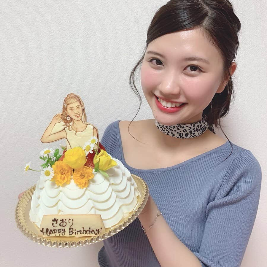 足立沙織さんのインスタグラム写真 - (足立沙織Instagram)「.﻿ 早くも誕生日を迎えました🎂﻿ しあわせなことに沢山嬉しい言葉をかけてもらって最高のいちにち、いちねんになりそうです☺︎🌸﻿ ﻿ そして﻿まさかの似顔絵ケーキ！丁度髪型被り！！ ﻿ そんなこんなで今日から沖縄で楽しみます〜🌺！ ﻿ ﻿ ﻿ ﻿ ﻿ #hbd#thankyou#specialday#happybirthday#birthday#fukuoka#cafuneee#instagood#instagram#instalike#l4l#f4f#fifth#hairarrange#birthdaycake #誕生日#フィフス#スカーフ#レオパード#レオパード柄#スカーフアレンジ#いいね返し#생일#생일토퍼#생일파티#생일케이크」6月17日 20時18分 - sao_ri_17